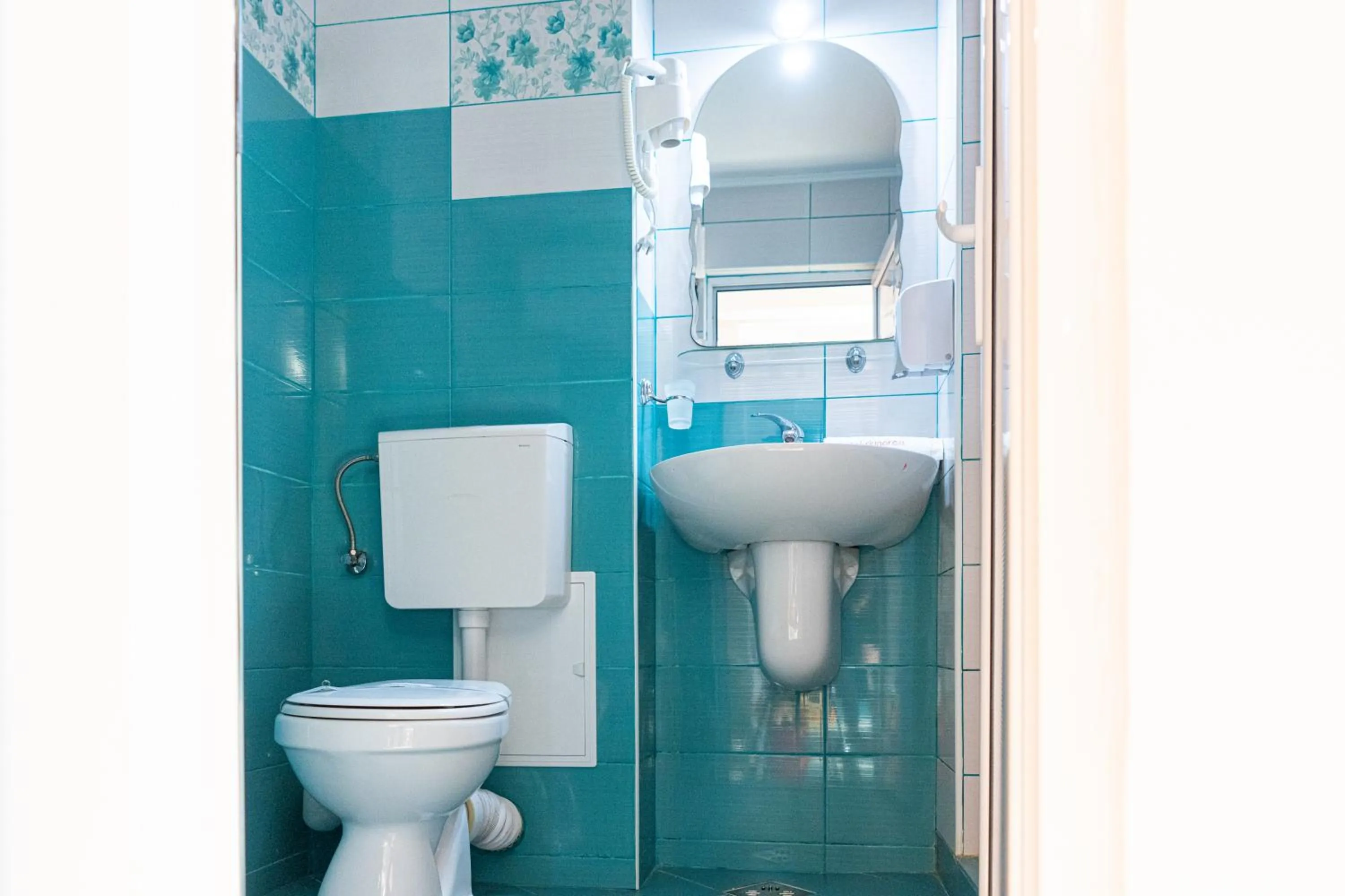 Bathroom in HOTEL DUNĂREA