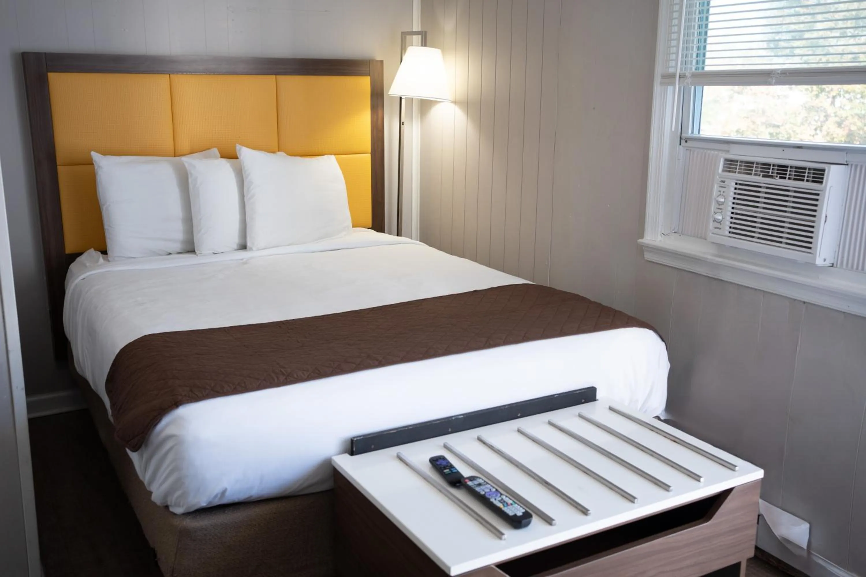 Bed in The Burgundy Inn Hotel and Apartments