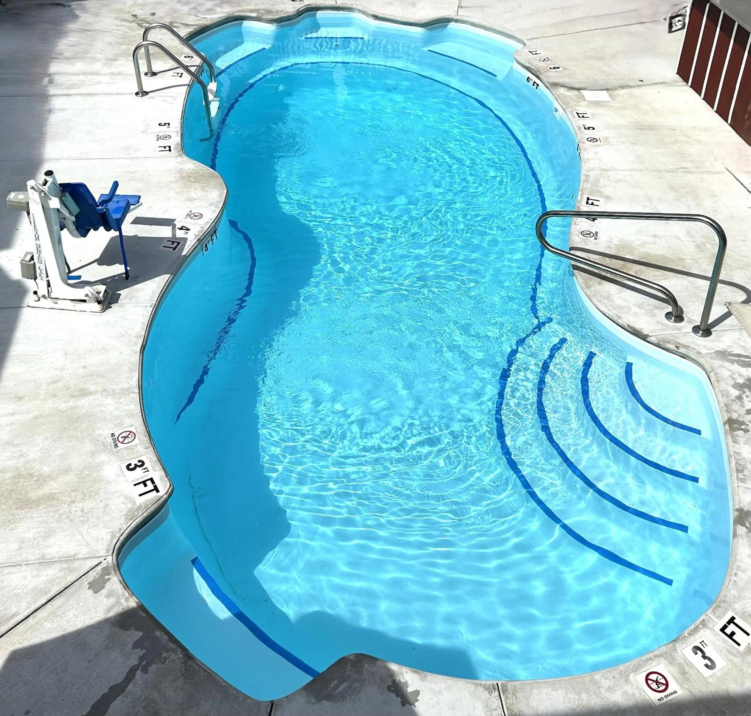 Swimming pool in The Burgundy Inn Hotel and Apartments