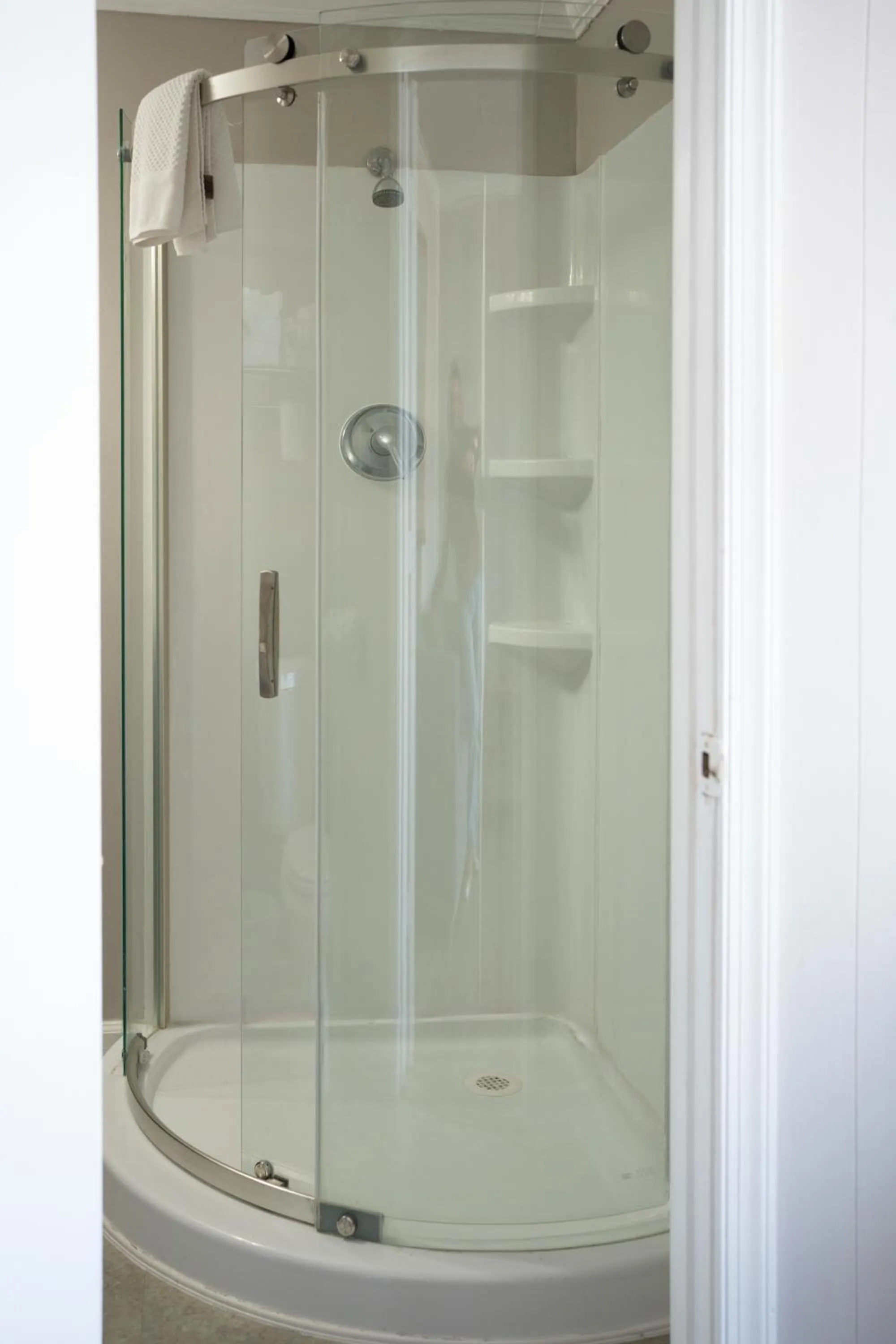 Shower in The Burgundy Inn Hotel and Apartments