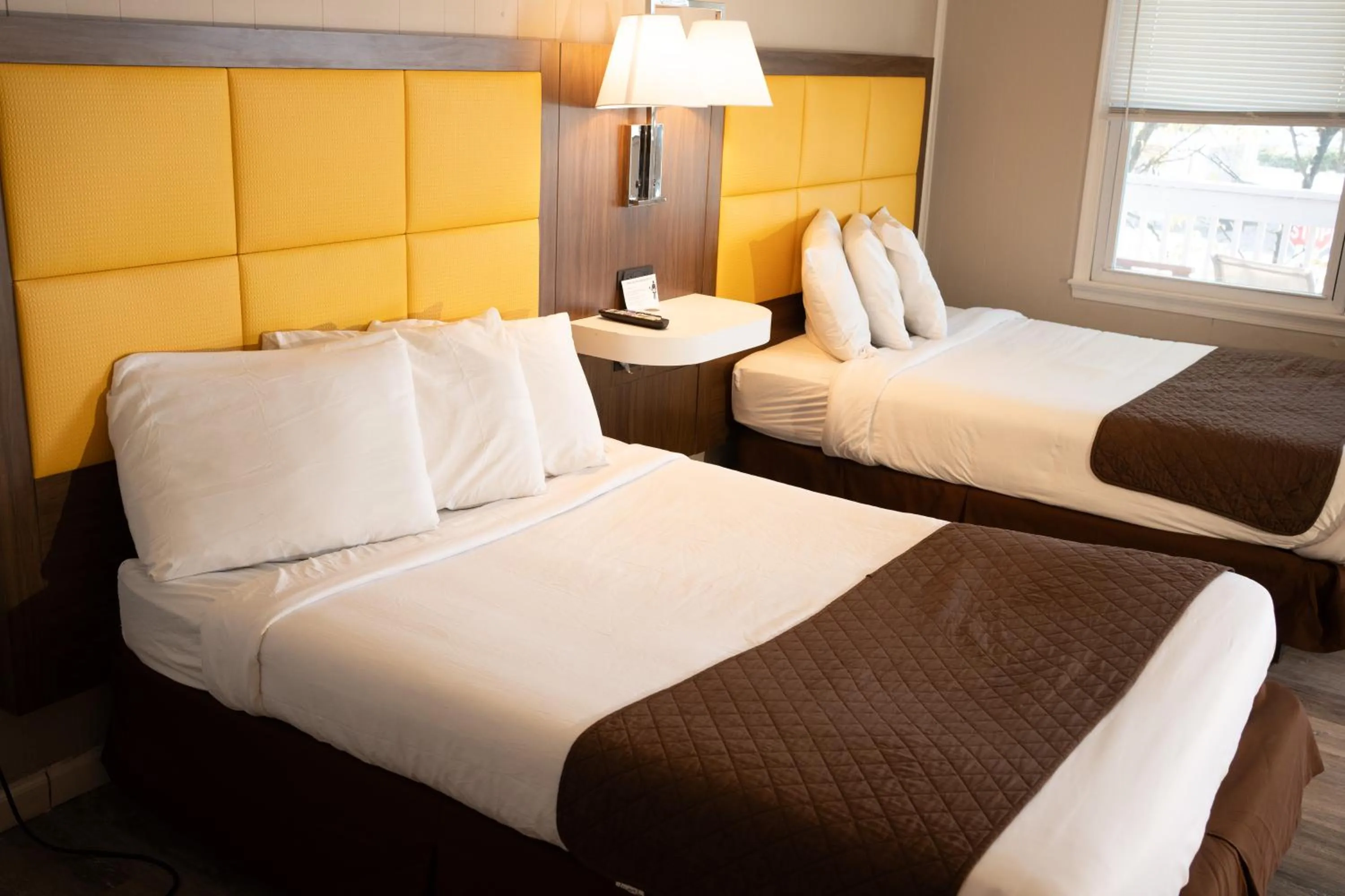 Bed in The Burgundy Inn Hotel and Apartments