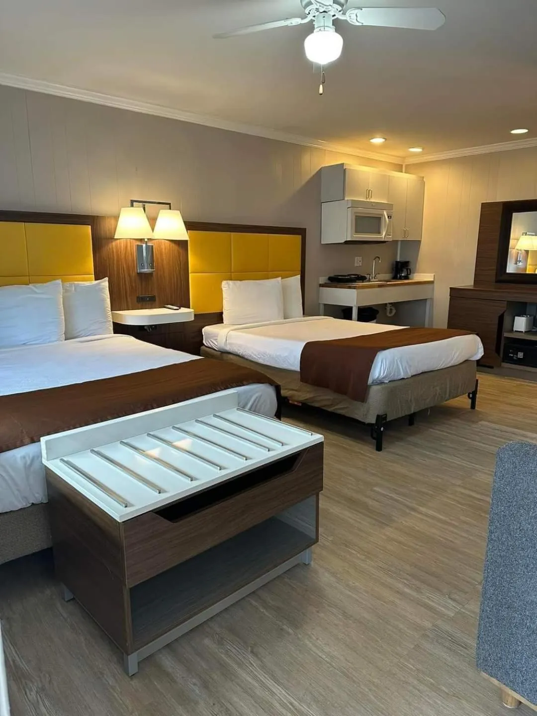 Kitchen or kitchenette in The Burgundy Inn Hotel and Apartments