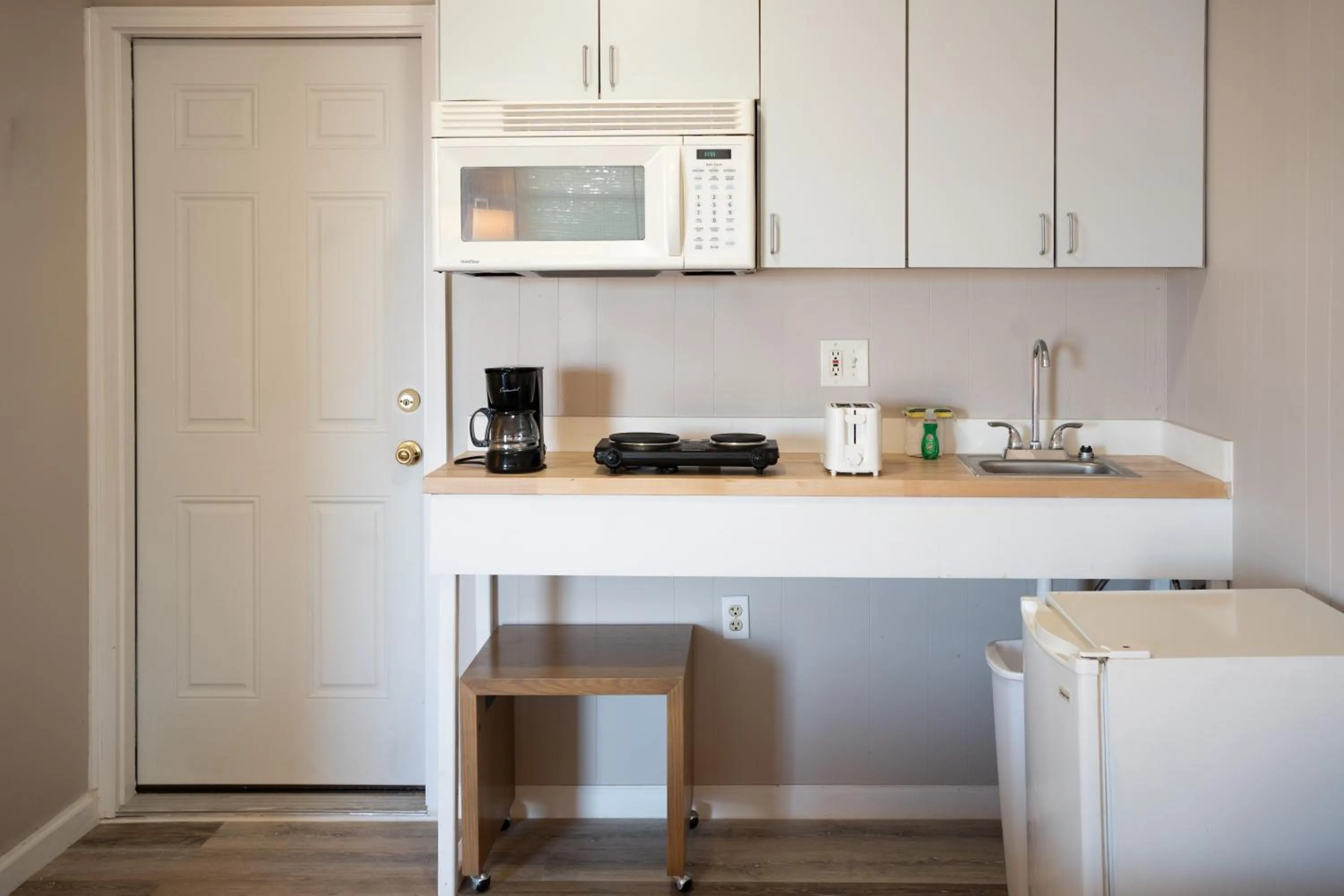 Kitchen or kitchenette in The Burgundy Inn Hotel and Apartments
