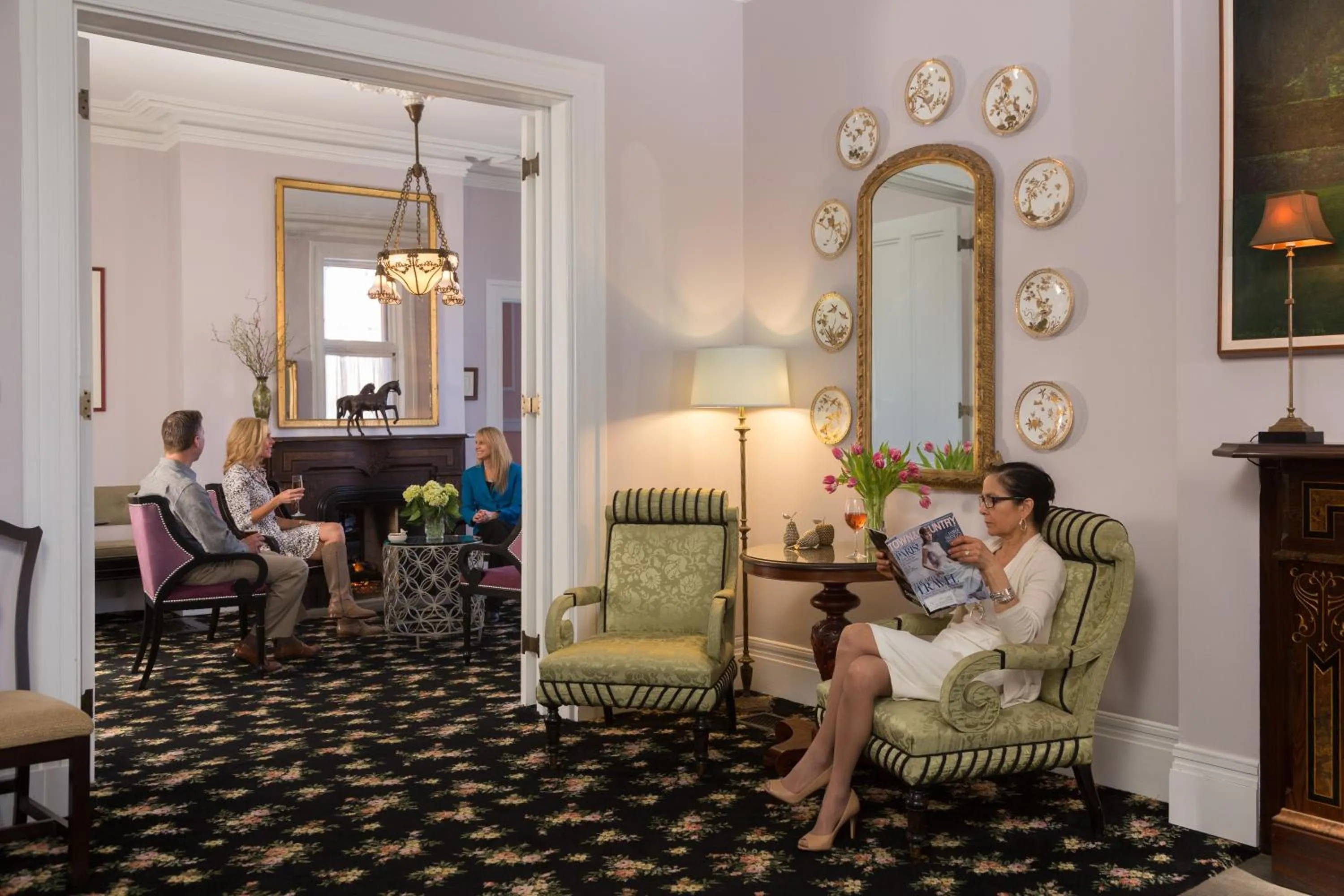 Communal lounge/ TV room in Saratoga Arms Hotel