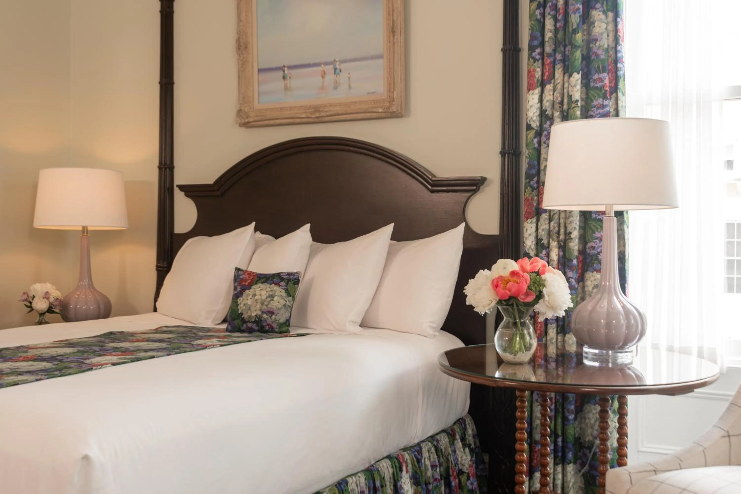 Bedroom, Bed in Saratoga Arms Hotel