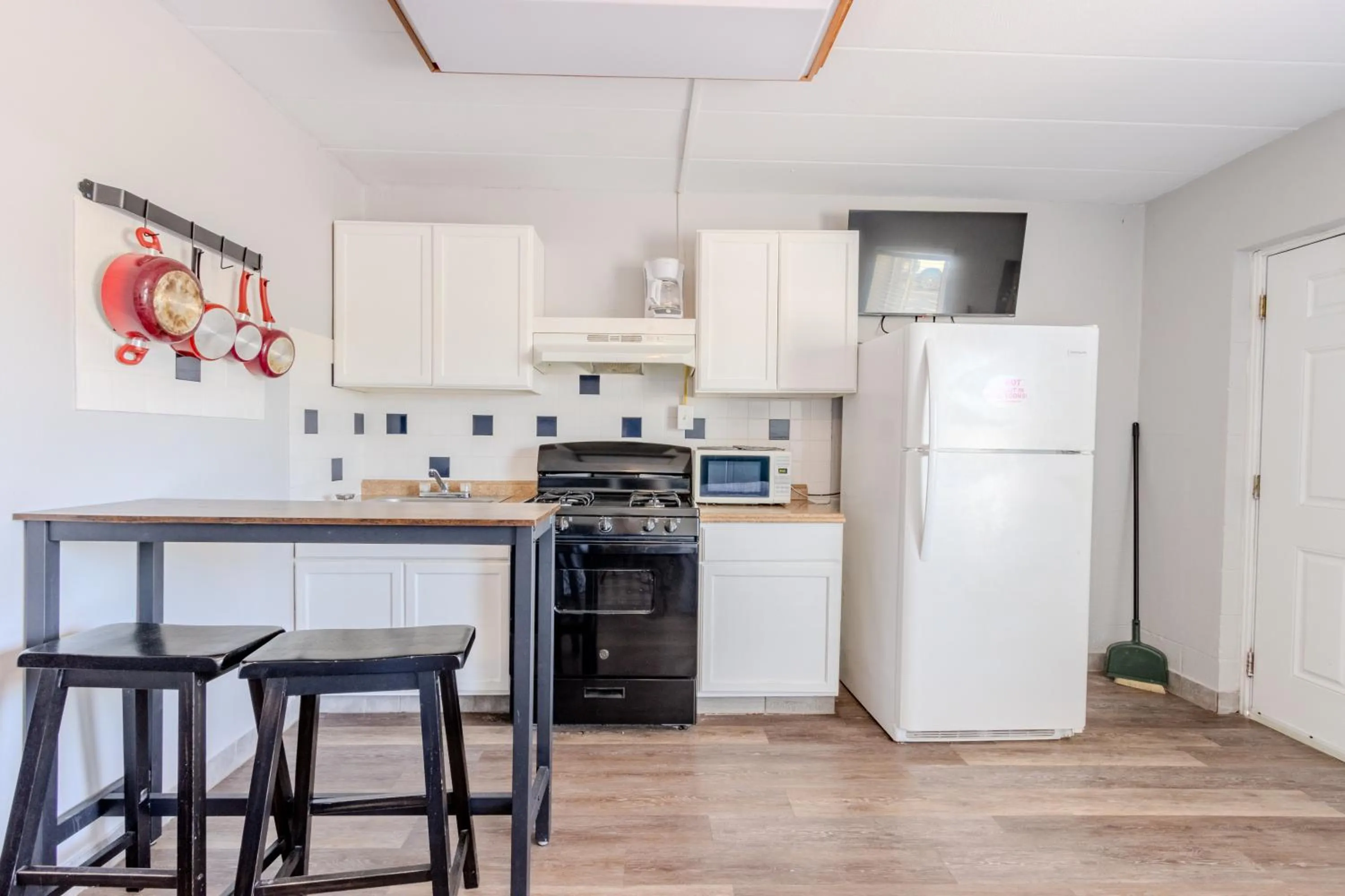 Kitchen or kitchenette in Shark Reef Resort Motel & Cottages