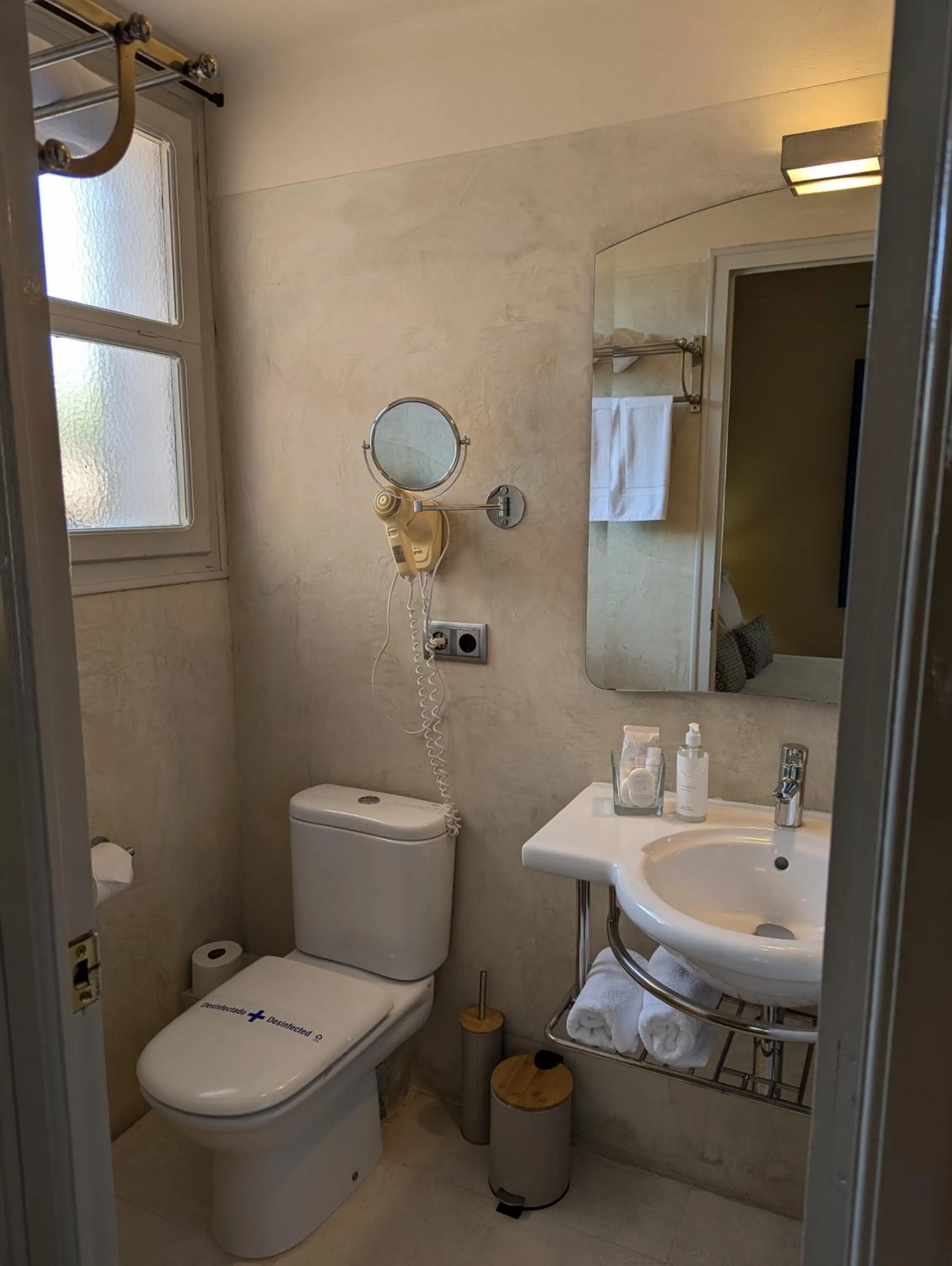 Bathroom in Hostal de la Plaça - Hotel Boutique