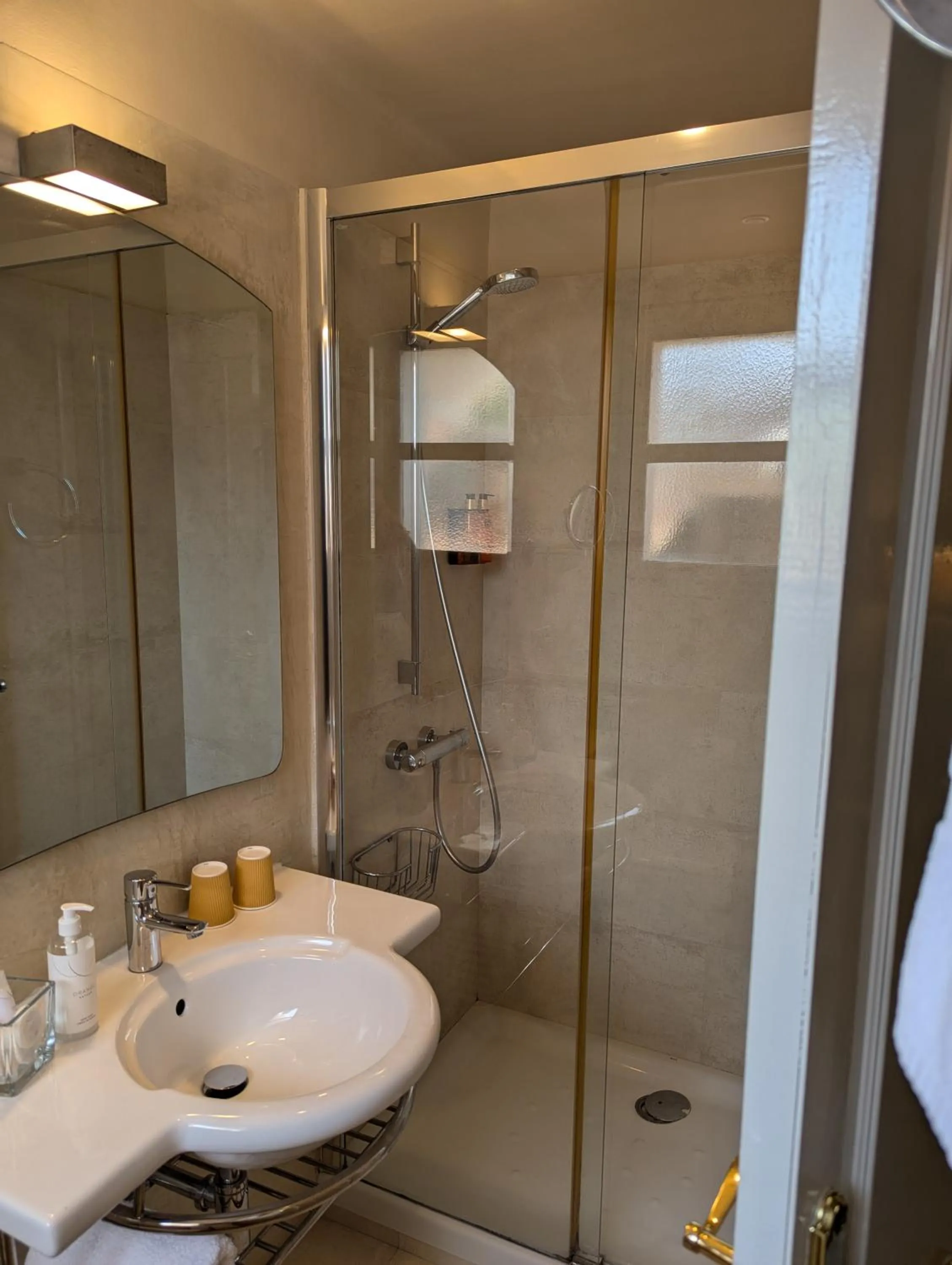 Shower in Hostal de la Plaça - Hotel Boutique