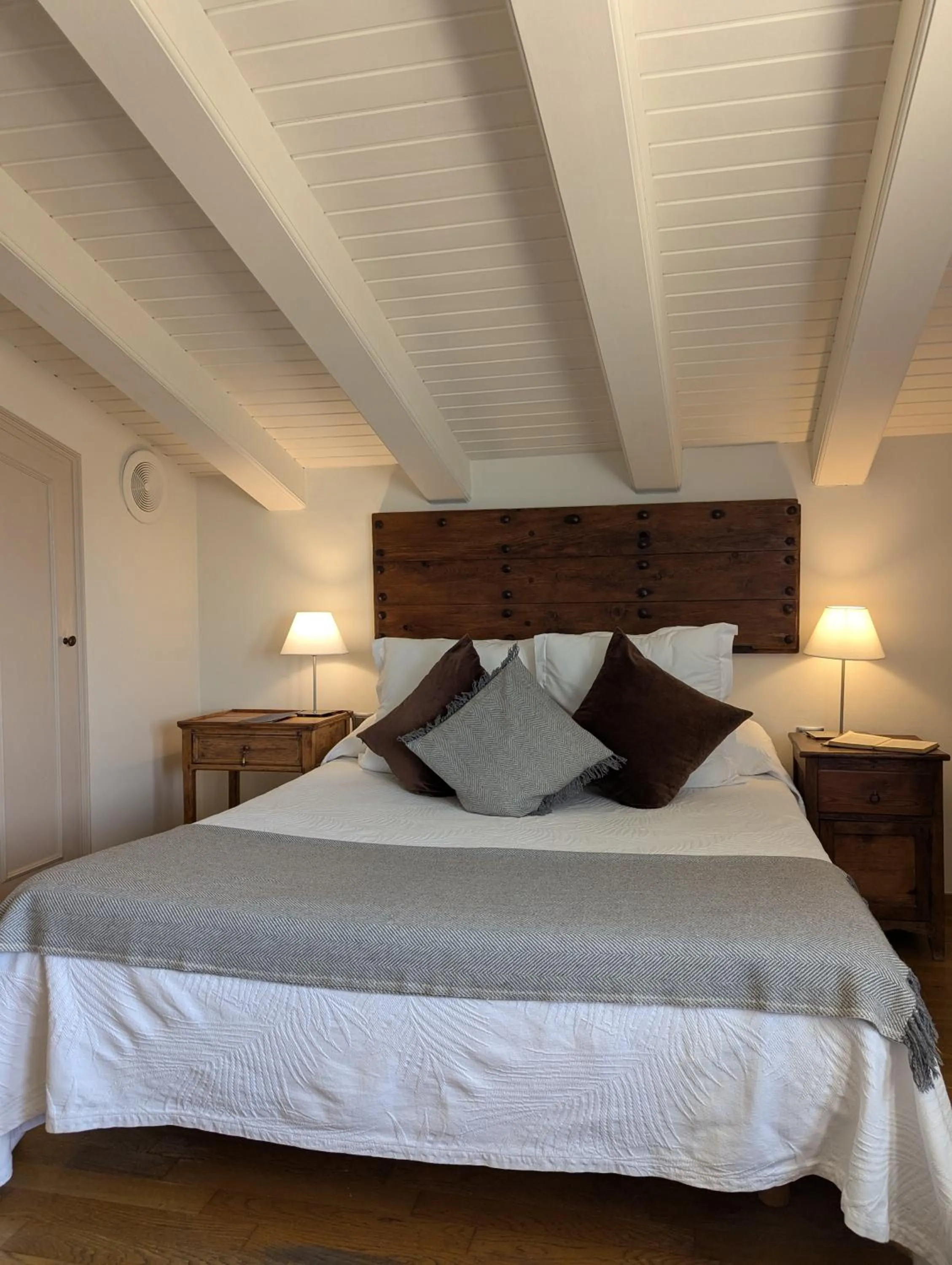 Bed in Hostal de la Plaça - Hotel Boutique