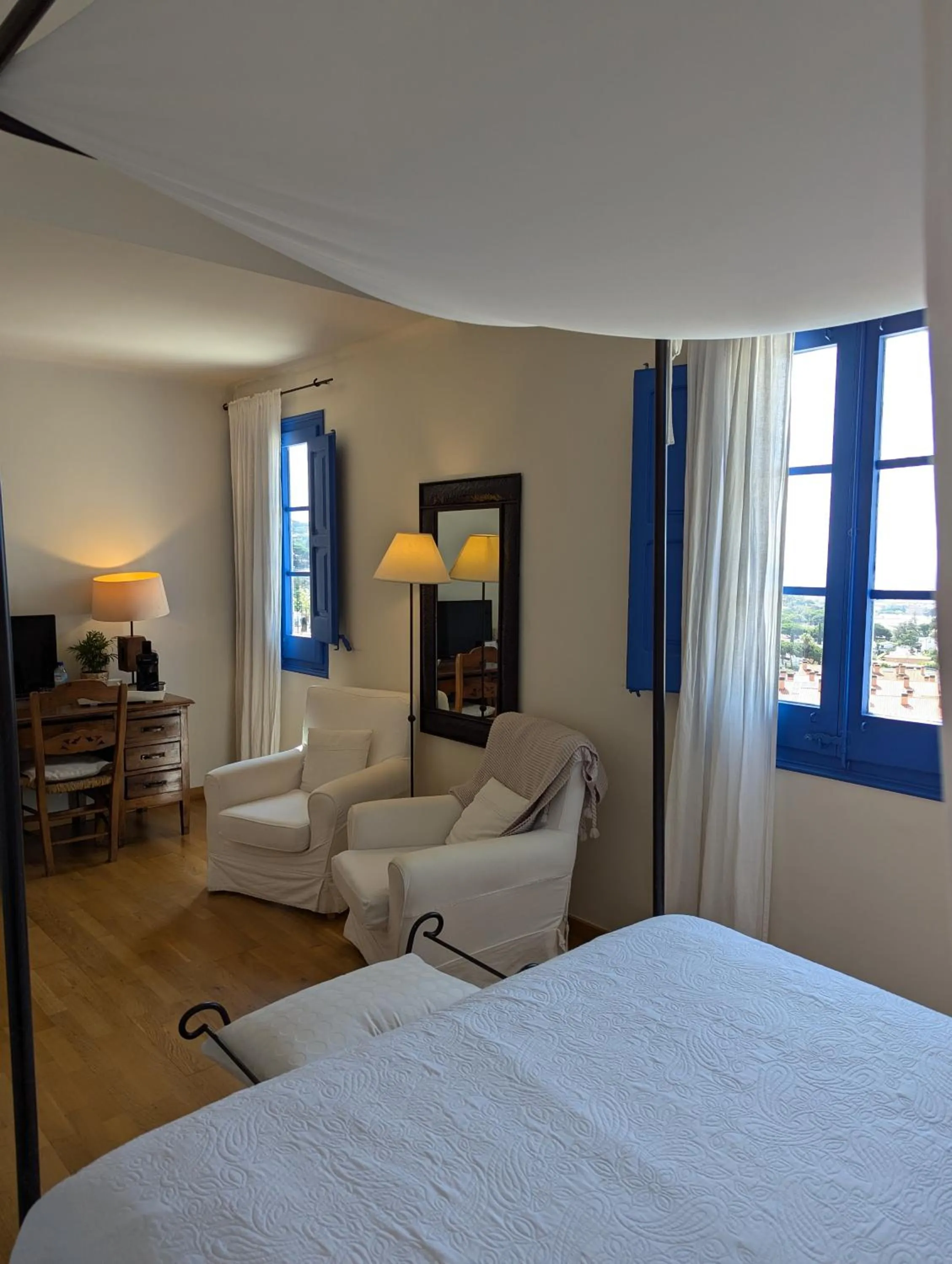 Seating area, Bed in Hostal de la Plaça - Hotel Boutique