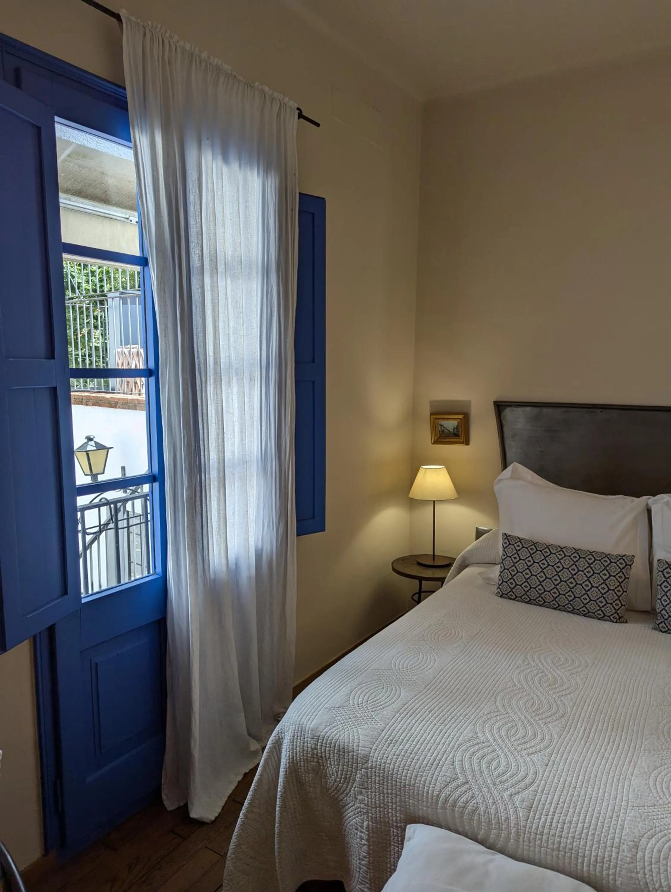 Bed in Hostal de la Plaça - Hotel Boutique