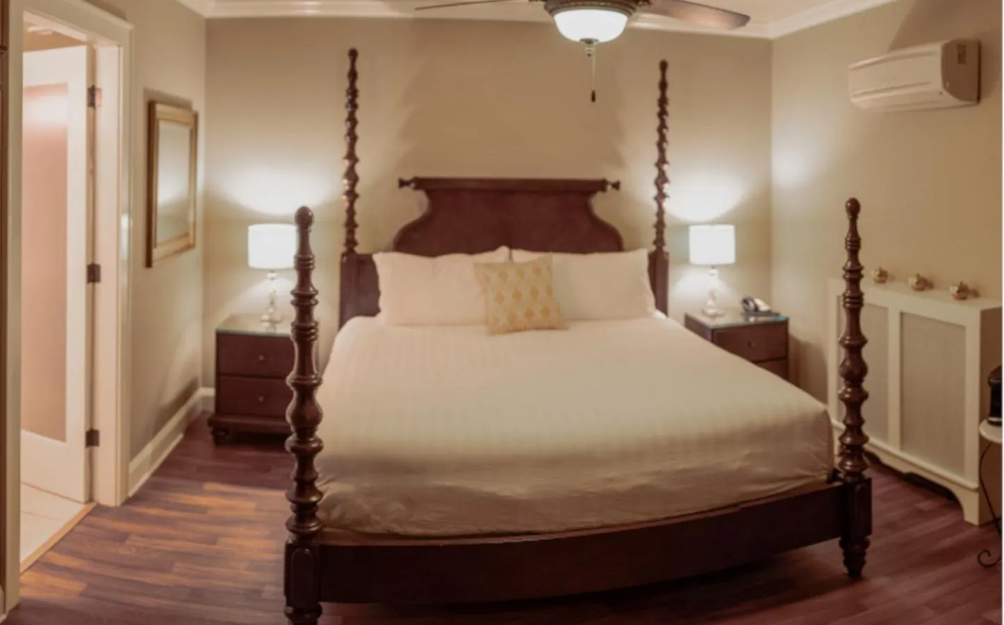 Bed in Crown Mansion Boutique Hotel & Villas