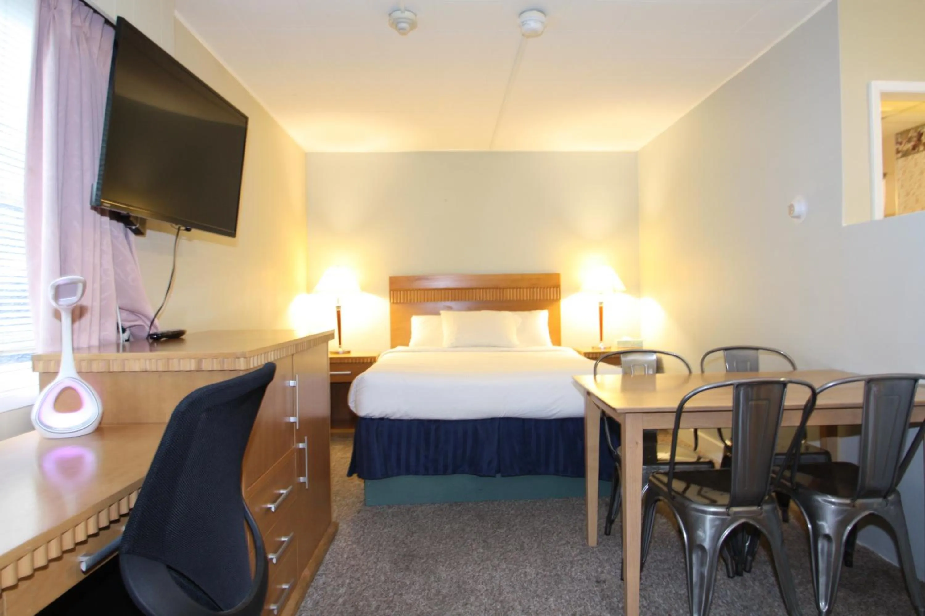 Communal lounge/ TV room, Bed in Harrison Spa Motel