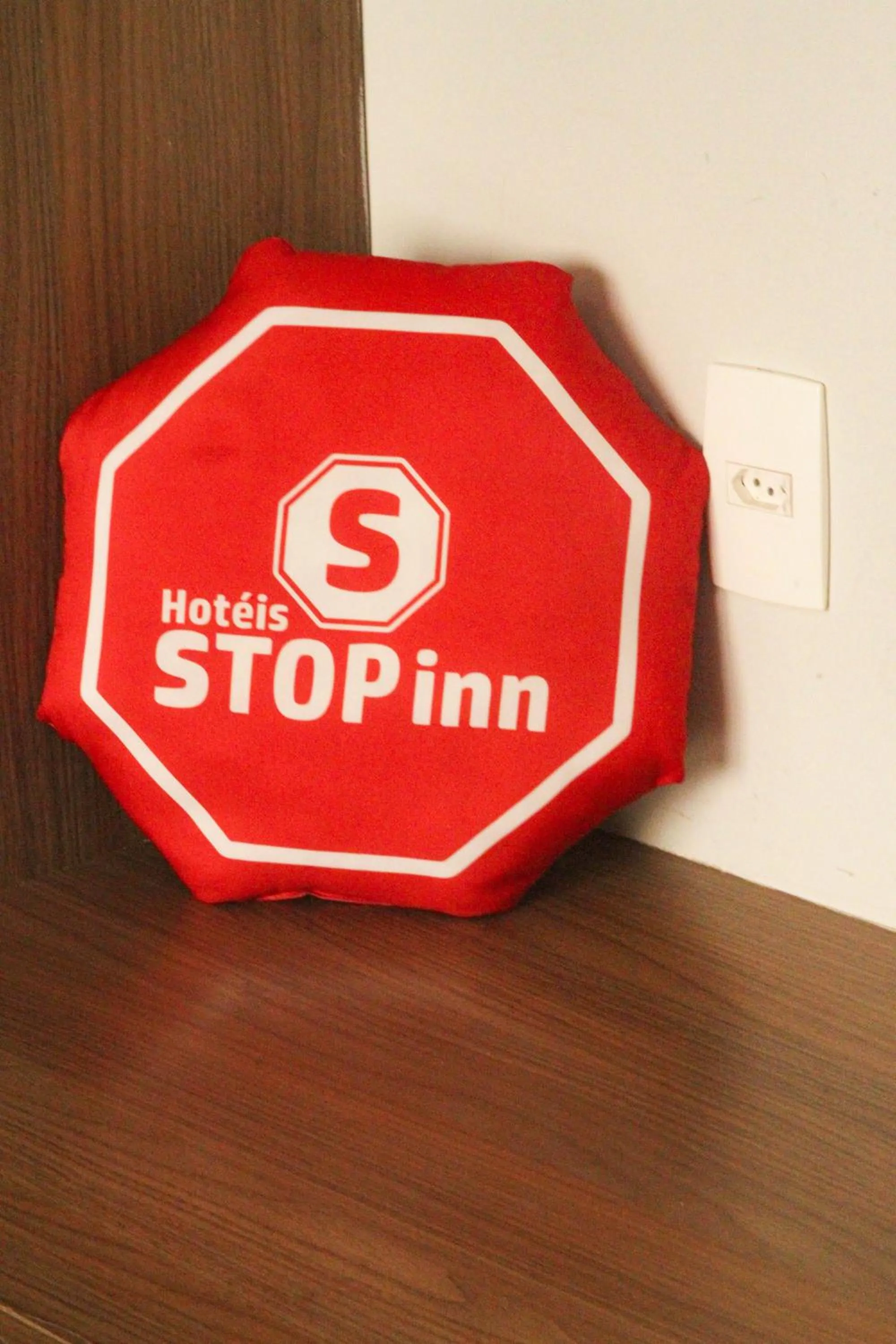 Logo/Certificate/Sign in Stop Inn Cristiano Machado
