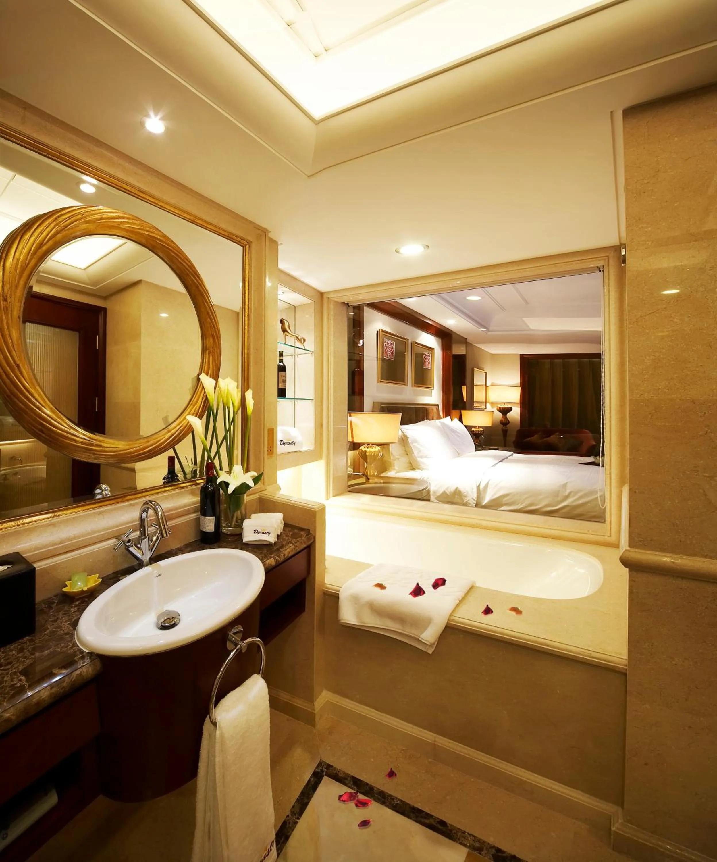 Bathroom, Bed in Dynasty International Hotel Dalian