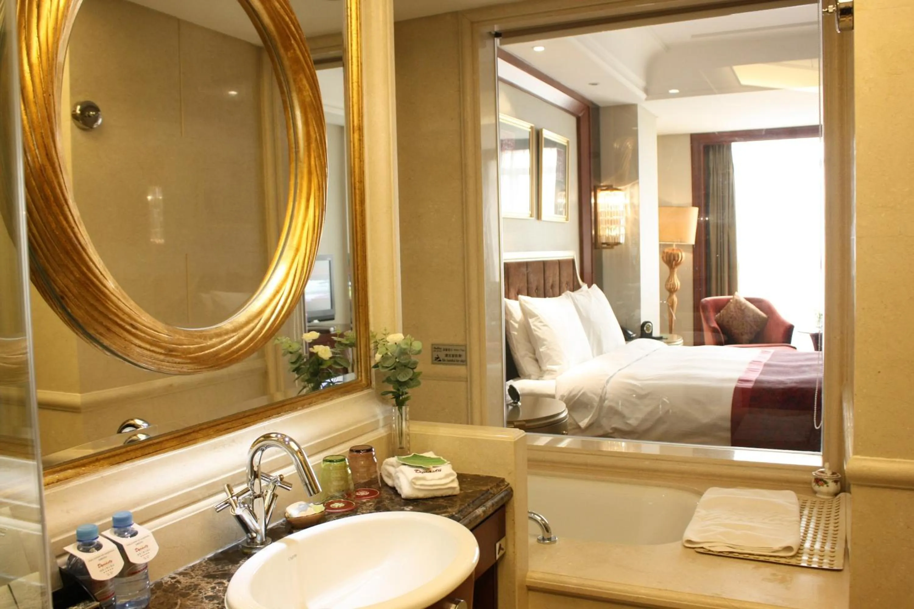 Photo of the whole room, Bed in Dynasty International Hotel Dalian