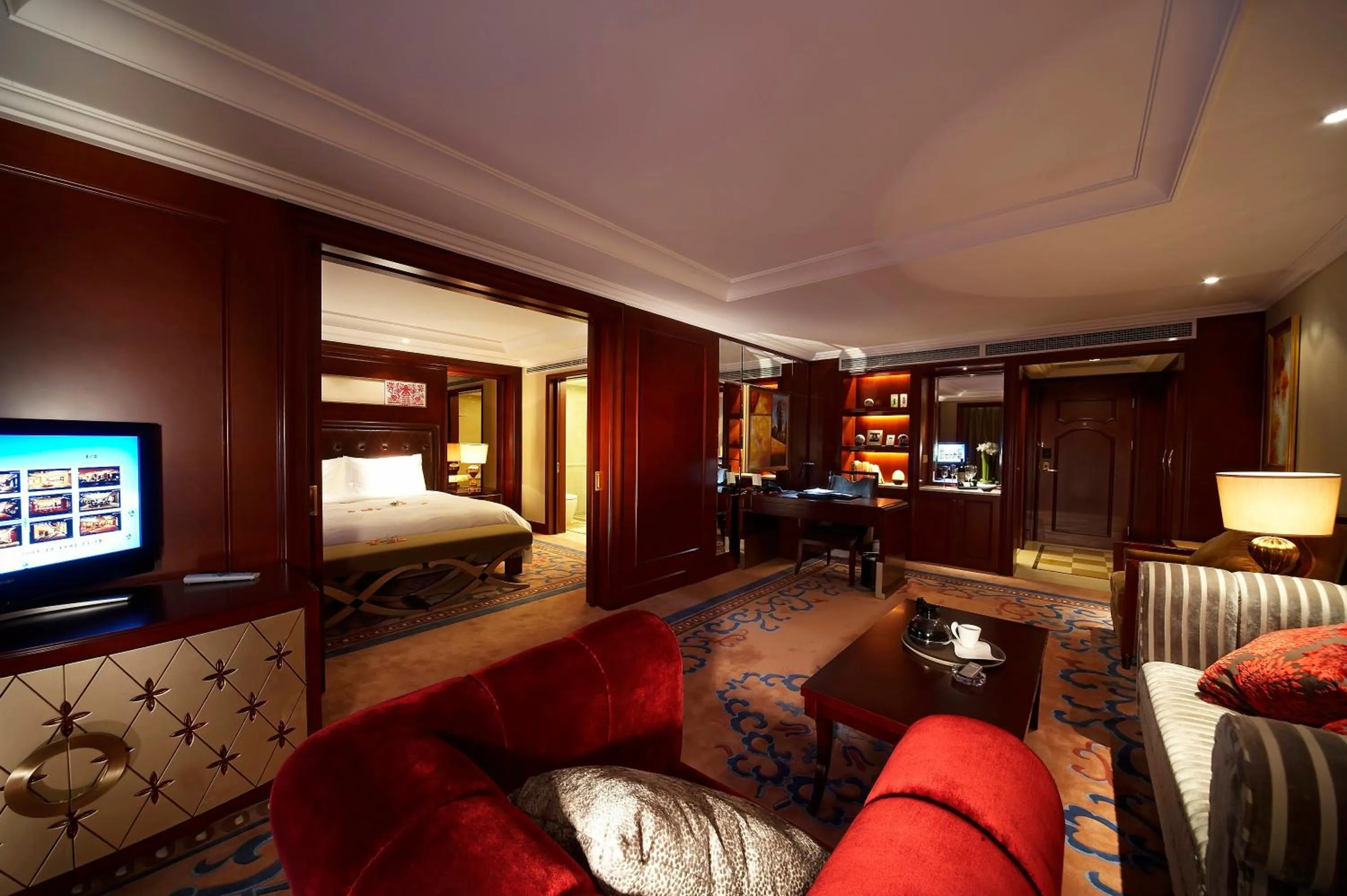 Photo of the whole room, Bed in Dynasty International Hotel Dalian
