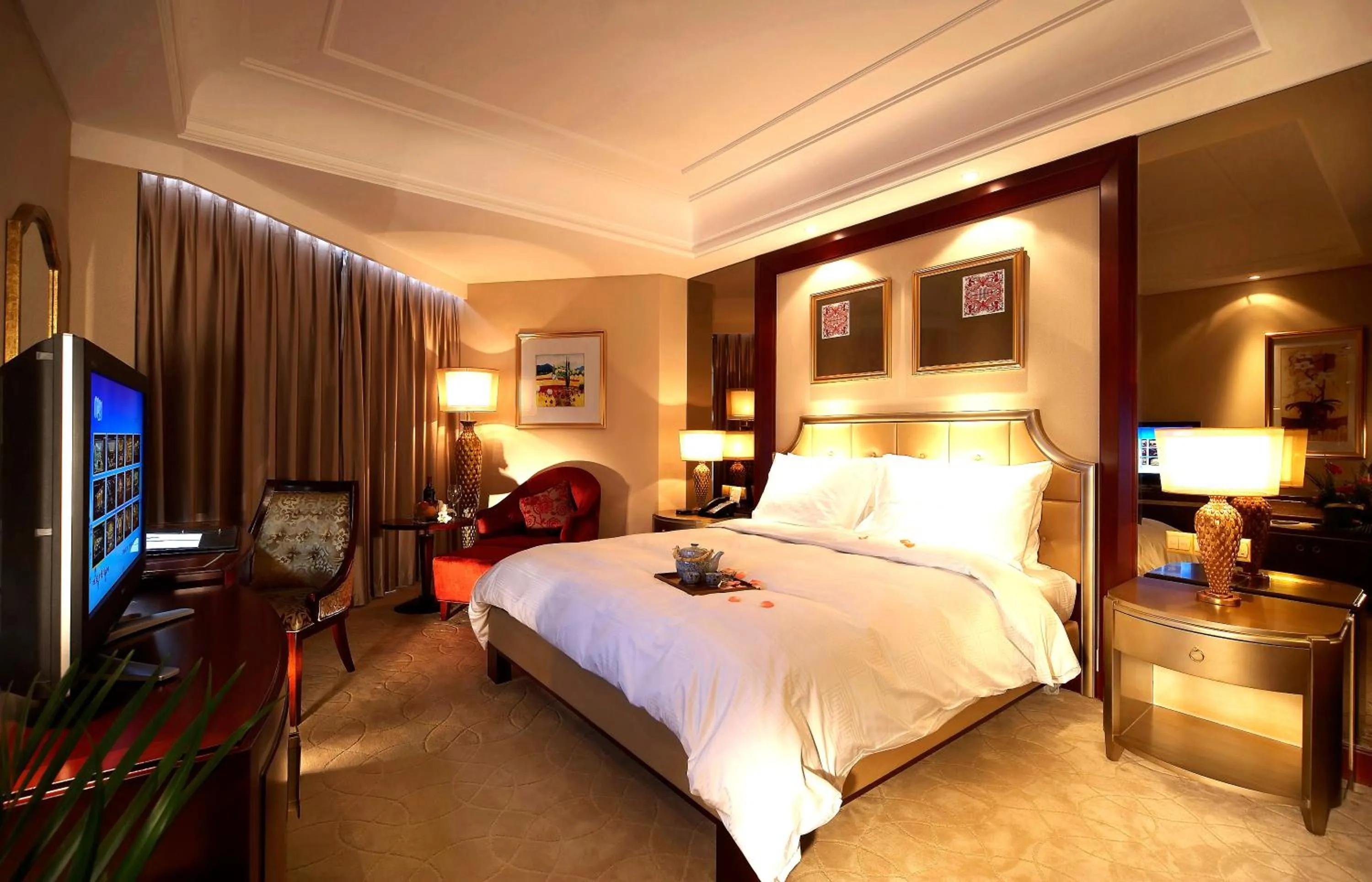 Photo of the whole room, Bed in Dynasty International Hotel Dalian