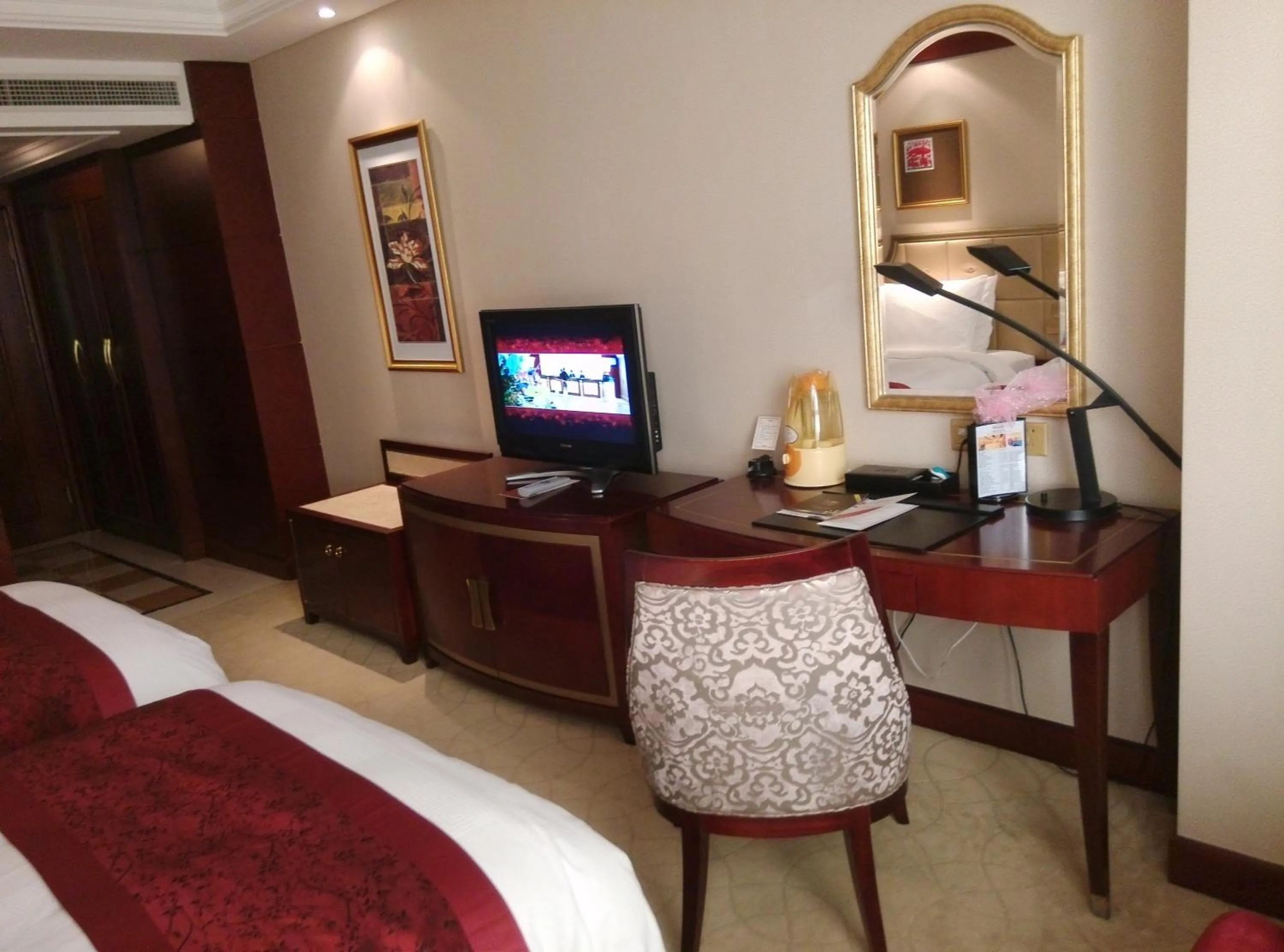 Photo of the whole room, Bed in Dynasty International Hotel Dalian