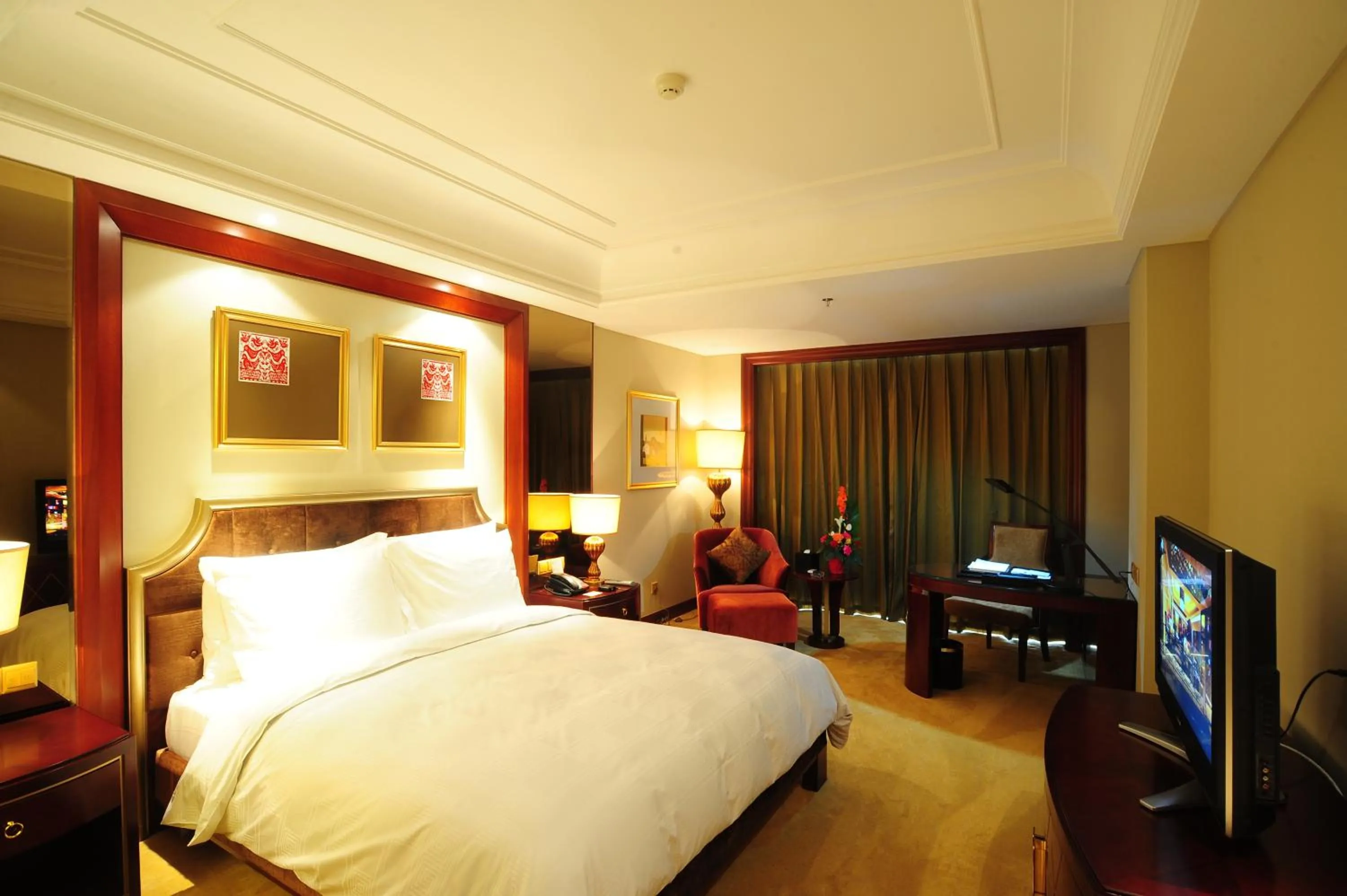 Photo of the whole room, Bed in Dynasty International Hotel Dalian