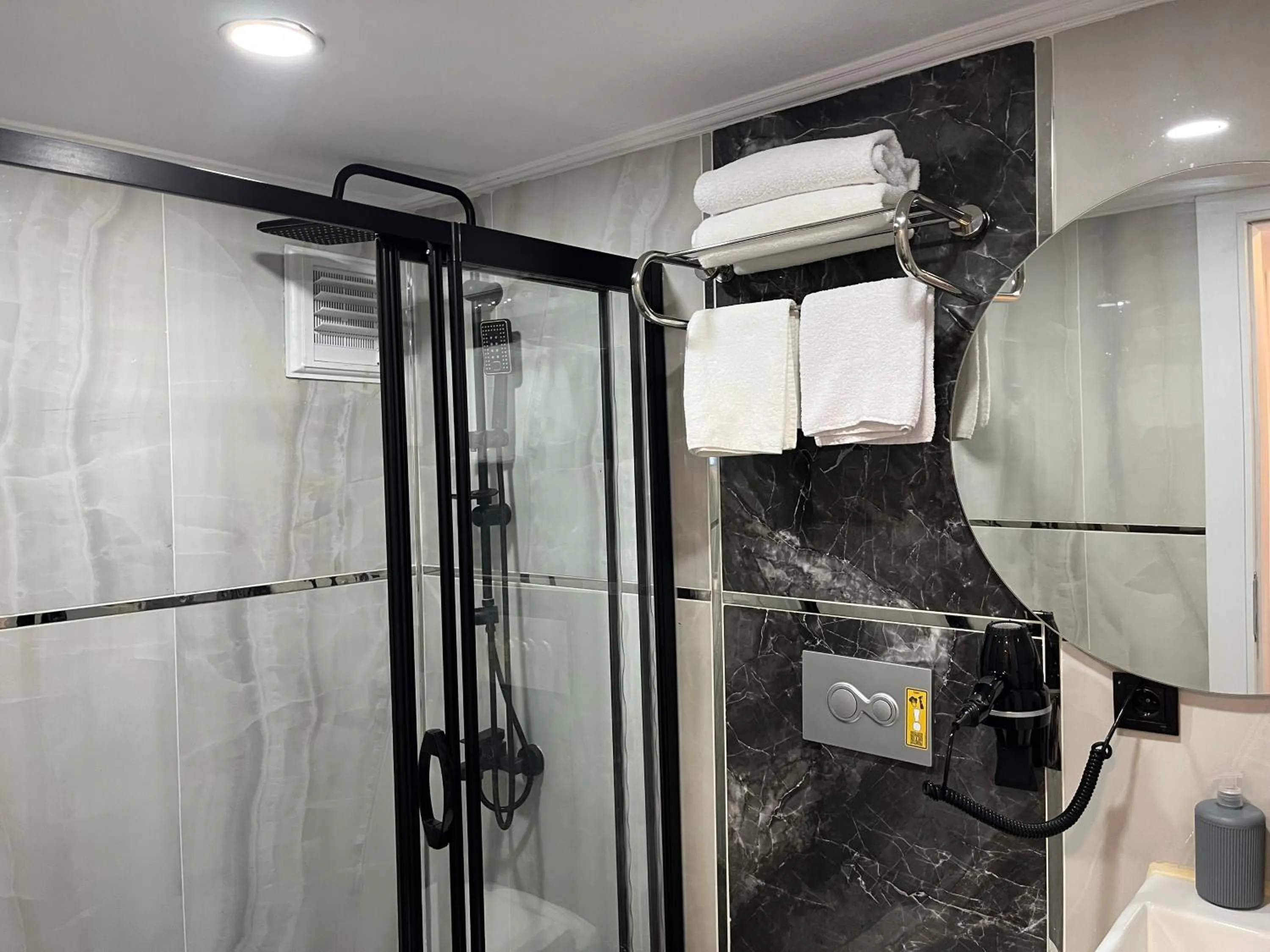 Shower in White Palace Haliç