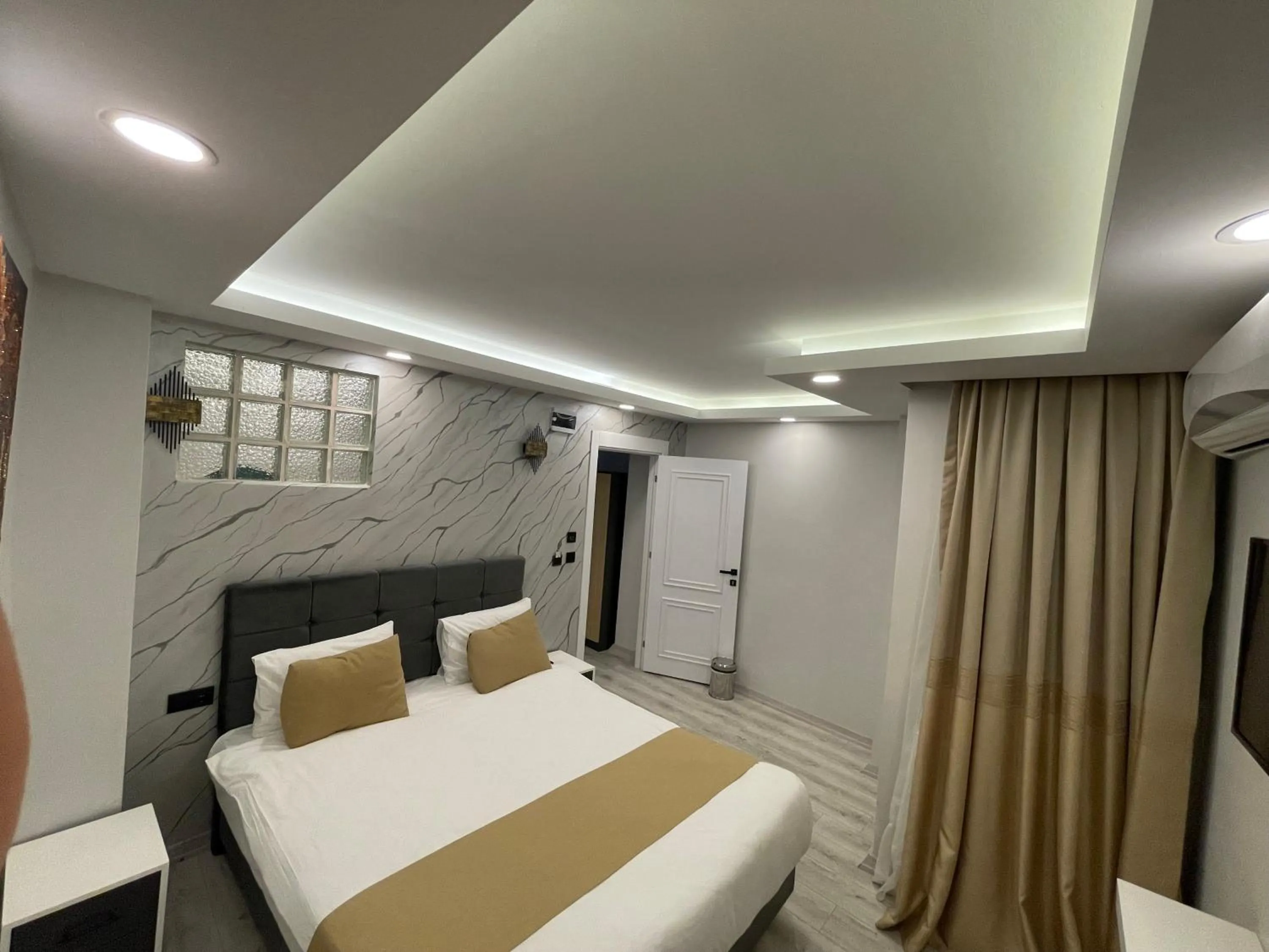 Photo of the whole room, Bed in White Palace Haliç