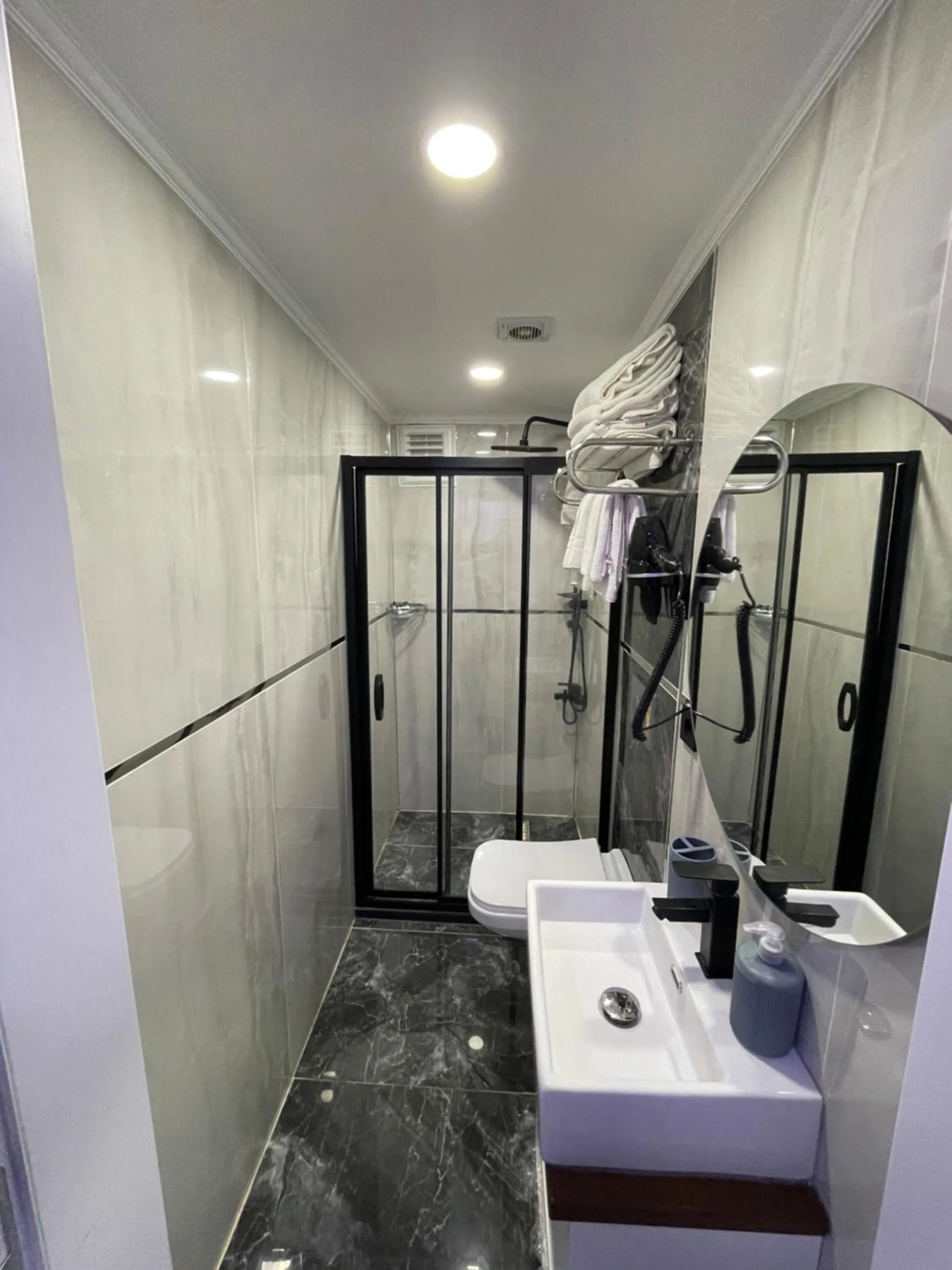 Shower in White Palace Haliç