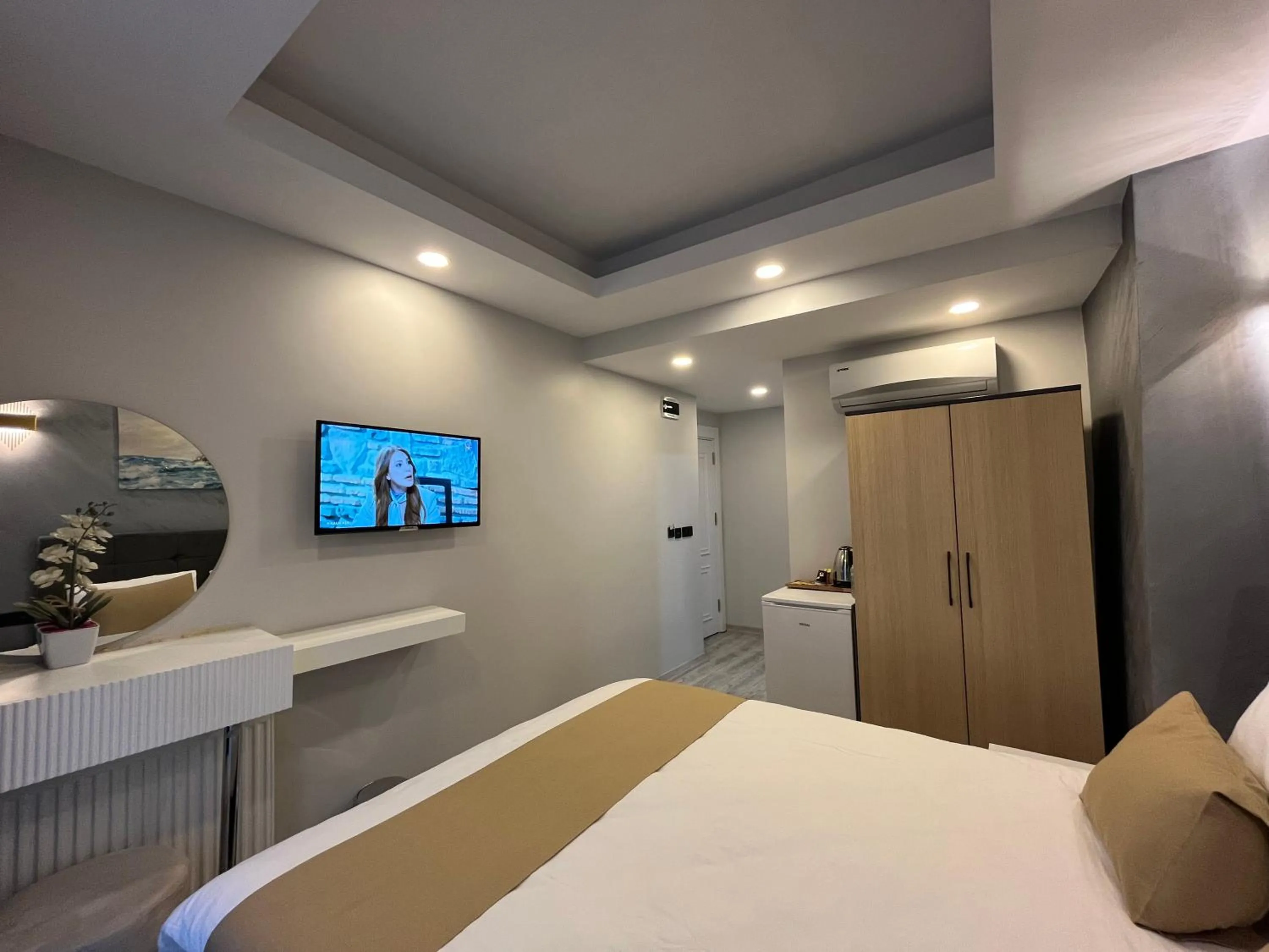 Photo of the whole room, Bed in White Palace Haliç