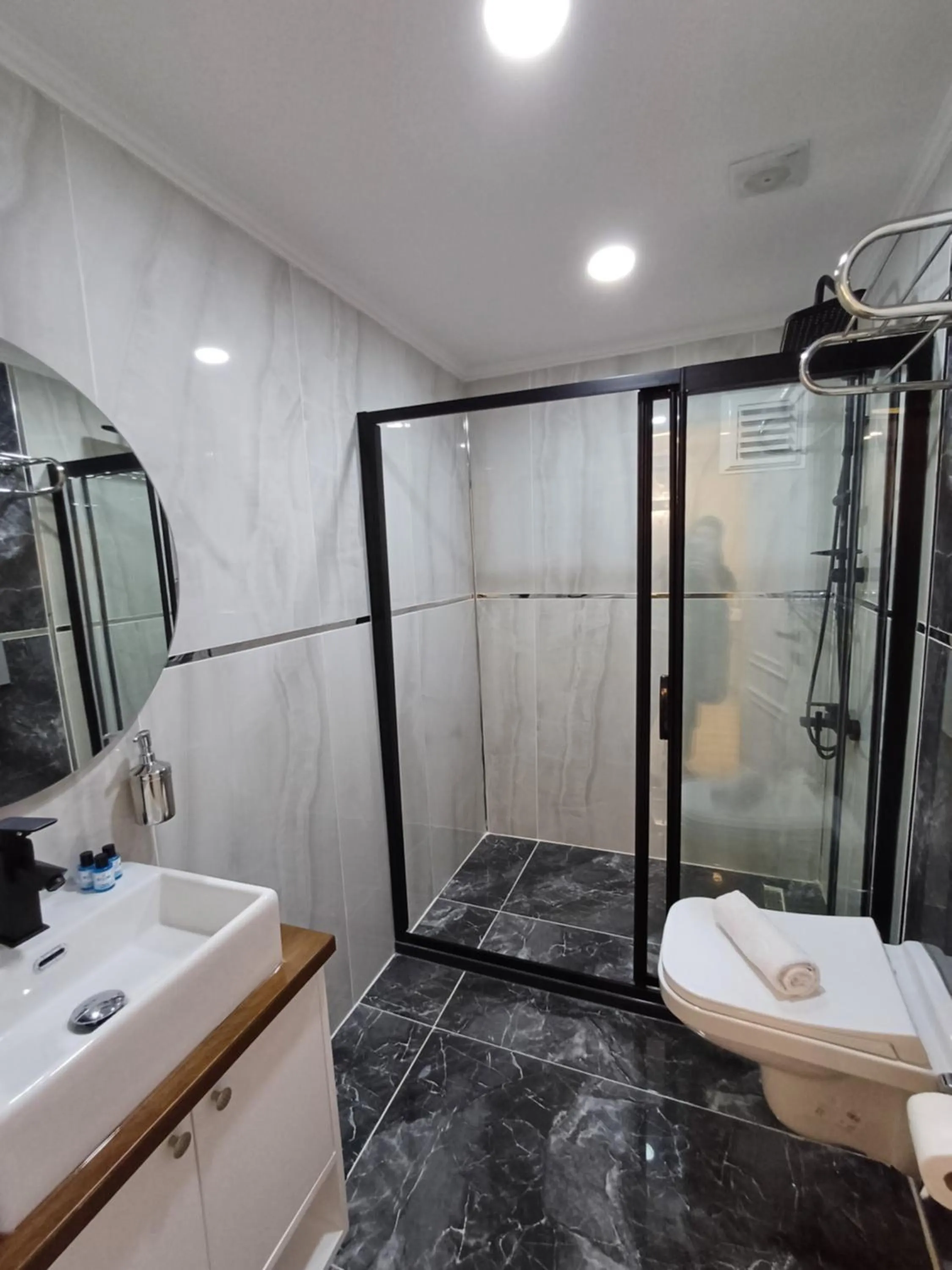 Toilet in White Palace Haliç