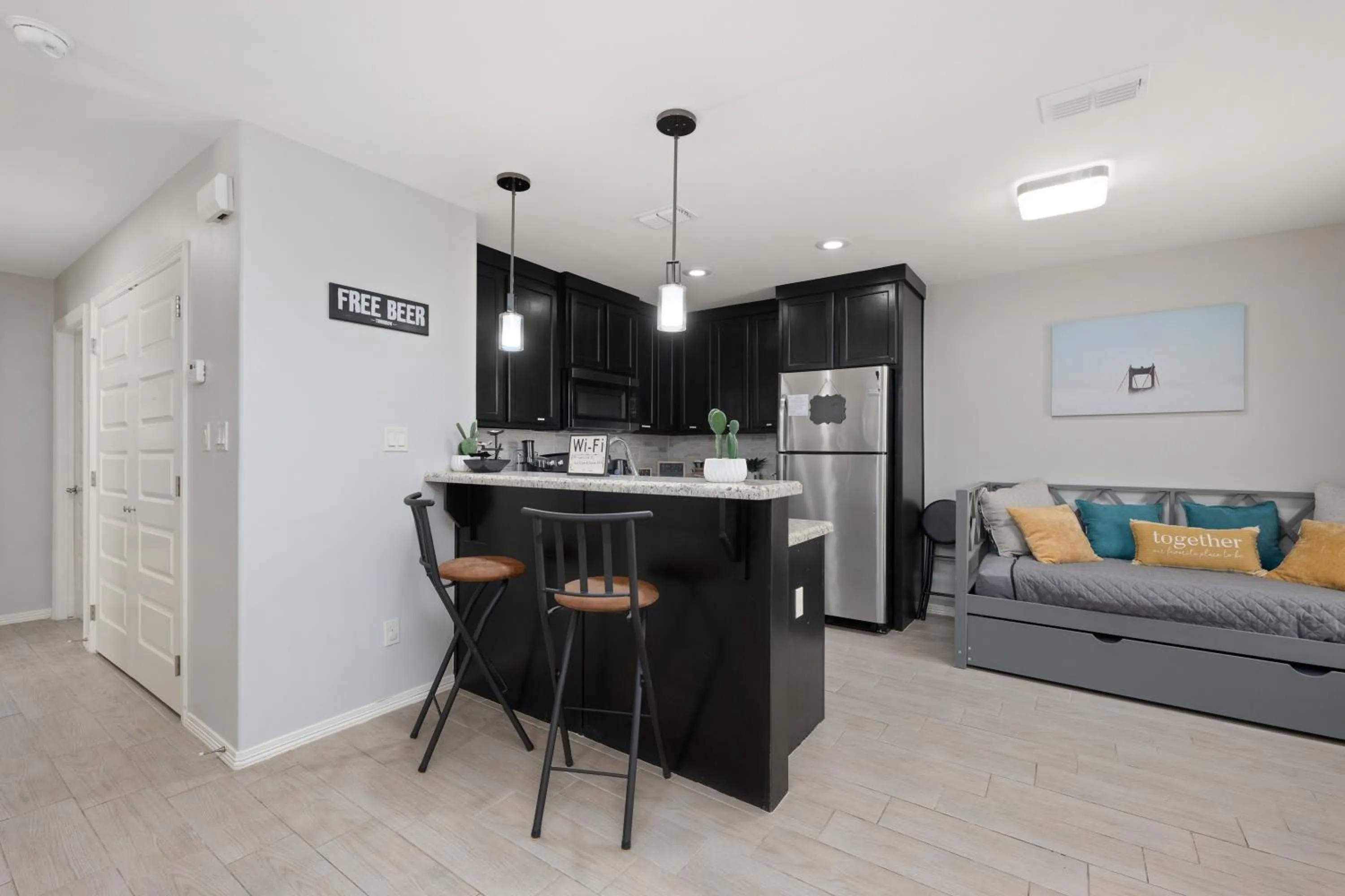 Kitchen or kitchenette in Stylish Furnished 2Bd 2Ba Apartment with Wifi Close to Shopping and Entertainment in McAllen Month to month contract on long term stays