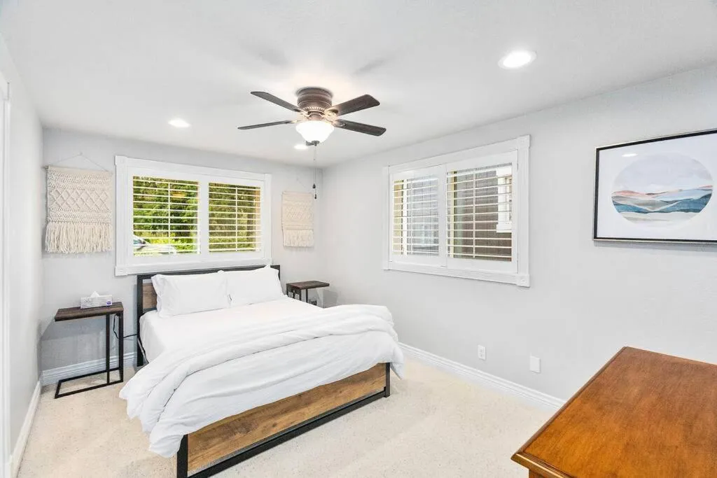 Bed in Idyllic Lakeside Getaway - Hidden Gem