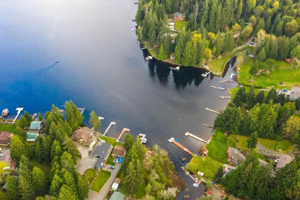 Idyllic Lakeside Getaway - Hidden Gem