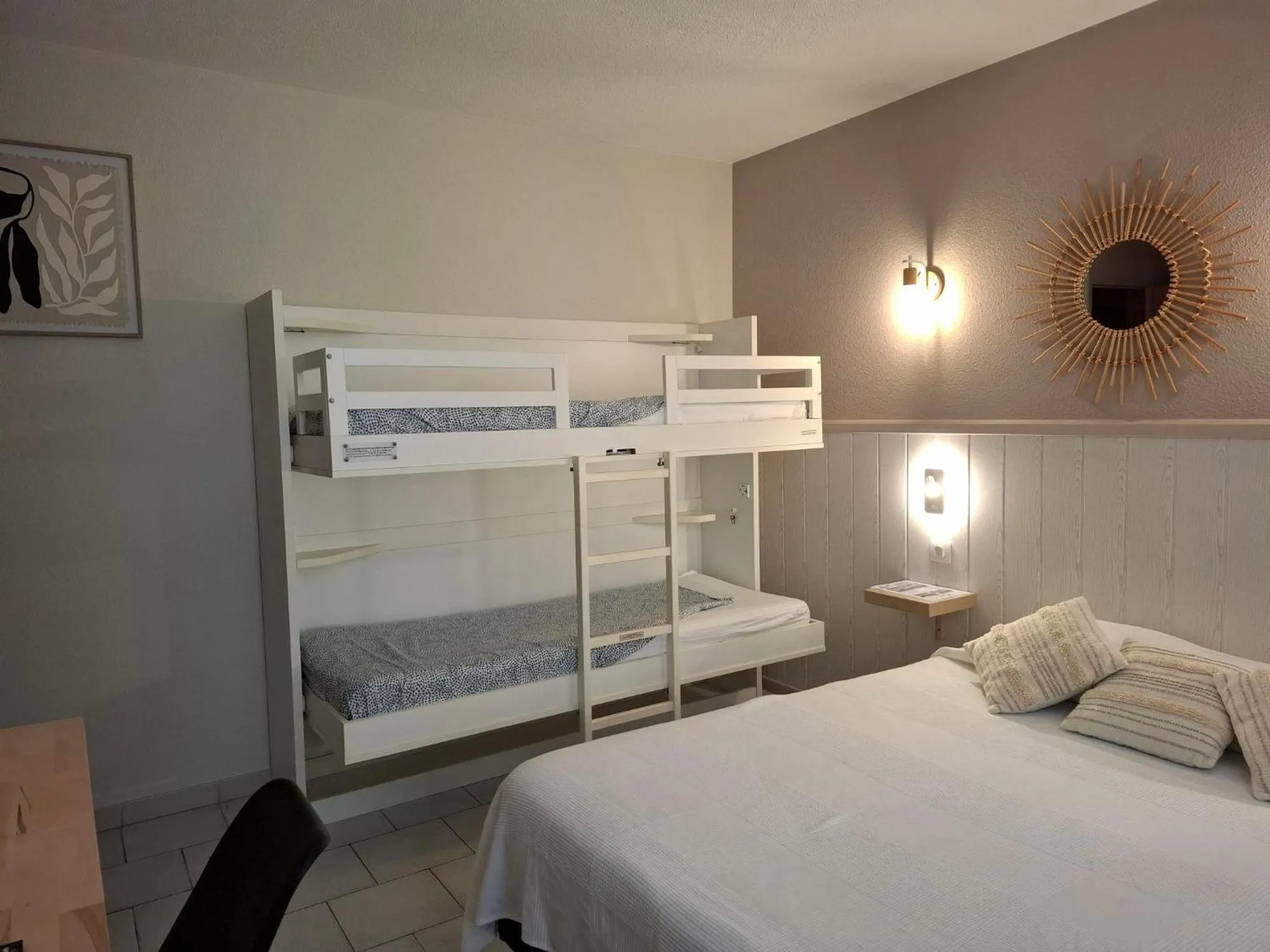 Photo of the whole room, Bed in Hotel Les Bellugues