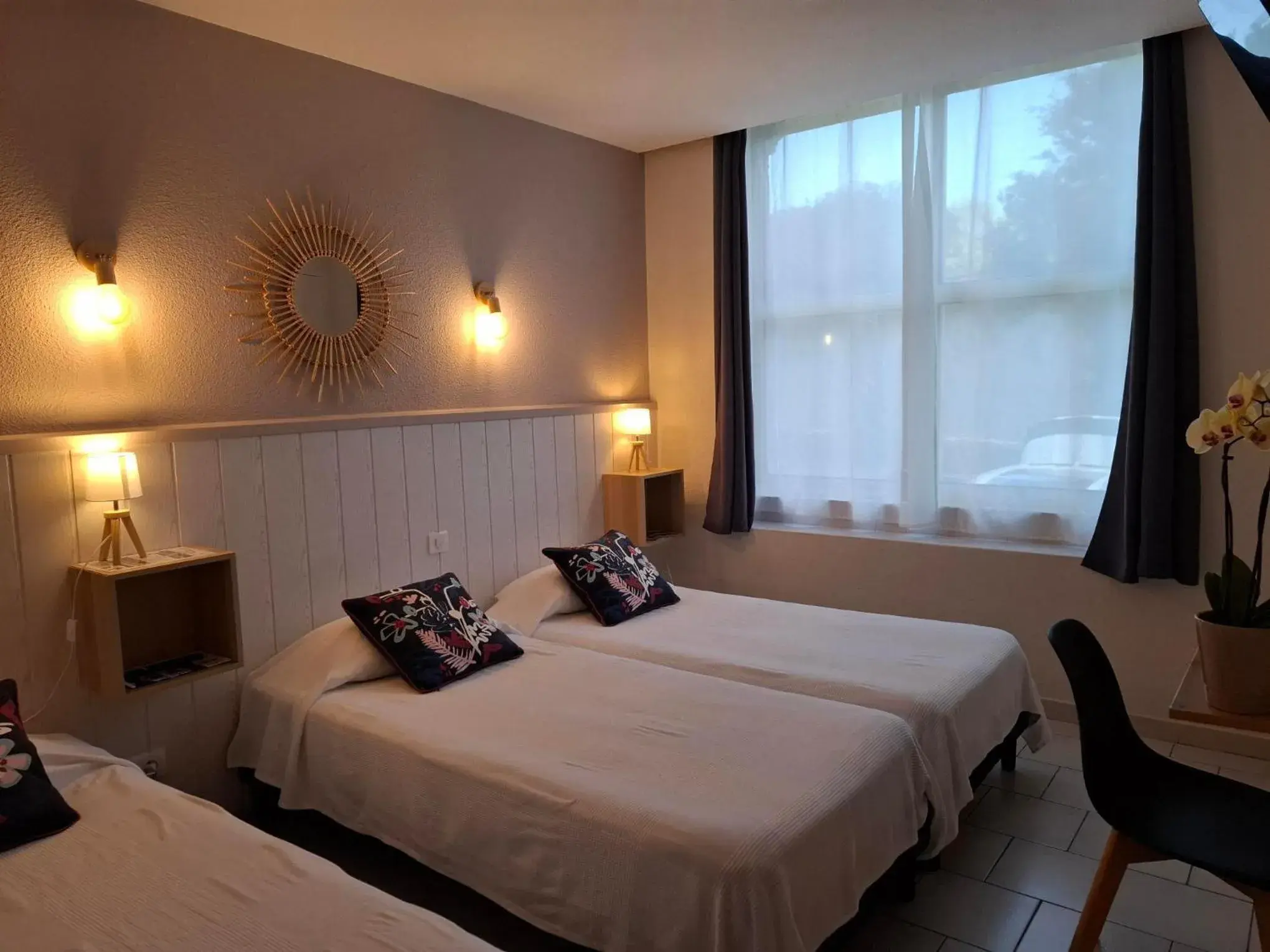 Triple Room with Shower in Hotel Les Bellugues Triple Room with Shower in Hotel Les Bellugues