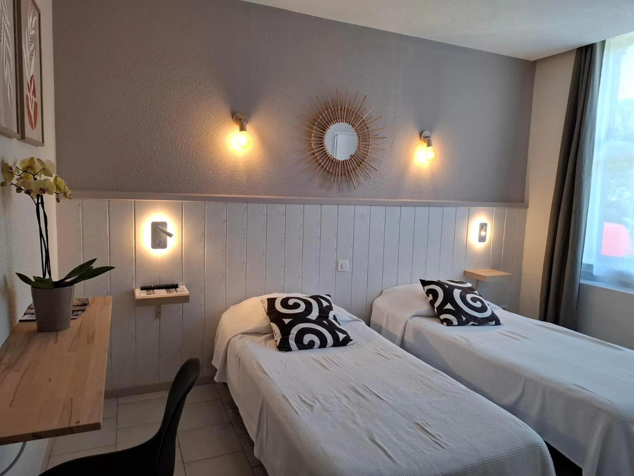 Photo of the whole room, Bed in Hotel Les Bellugues