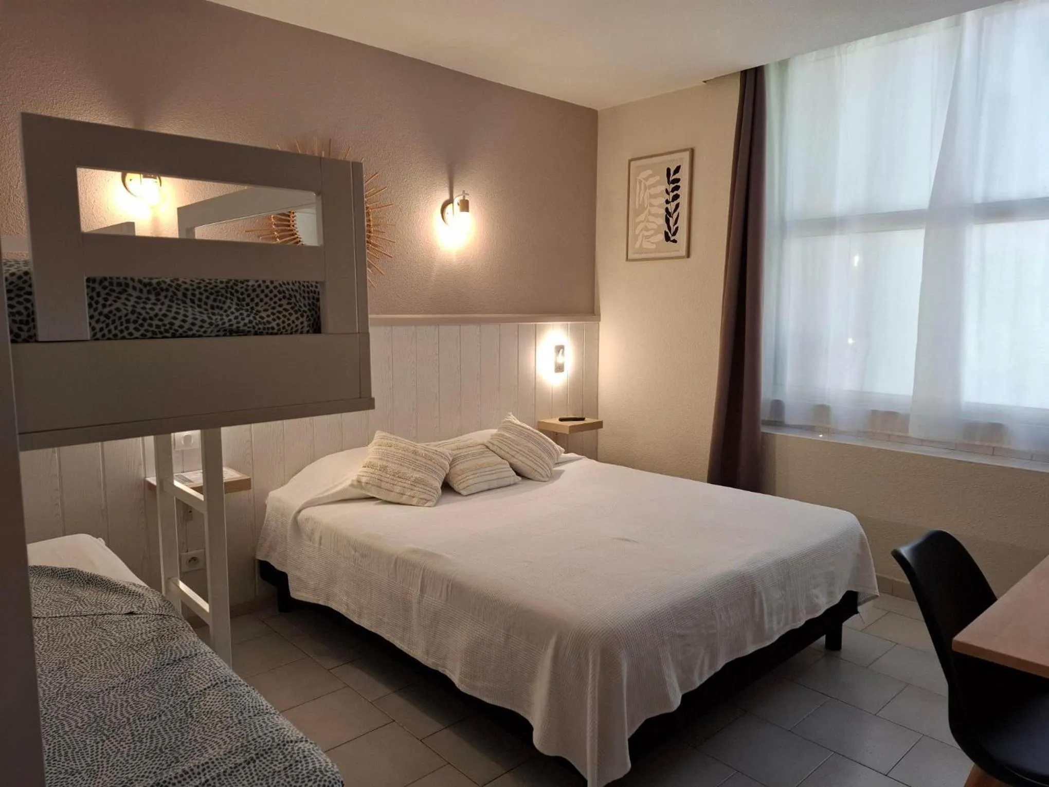 Photo of the whole room, Bed in Hotel Les Bellugues