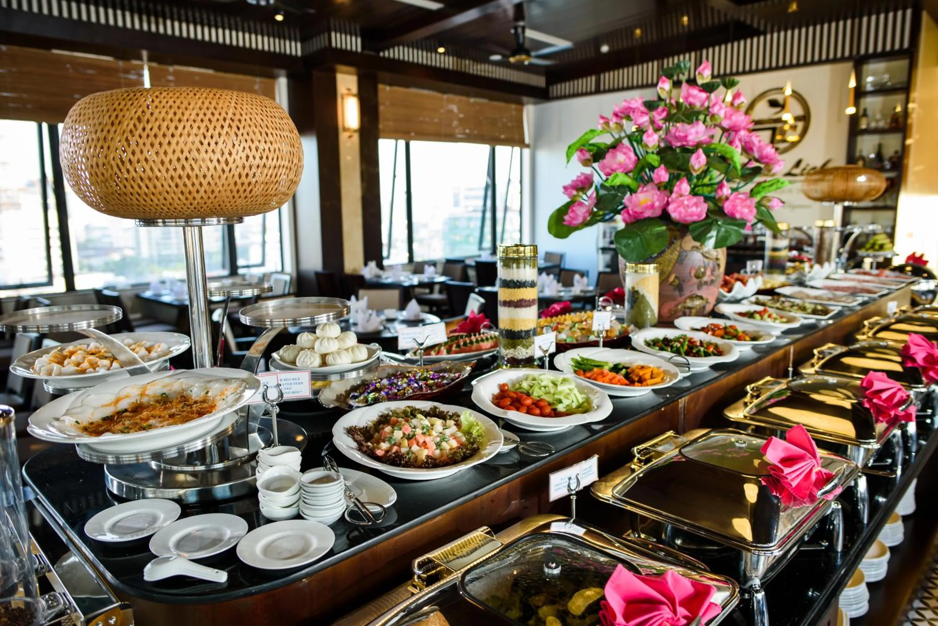 Restaurant/places to eat in Thanh Lich Royal Boutique