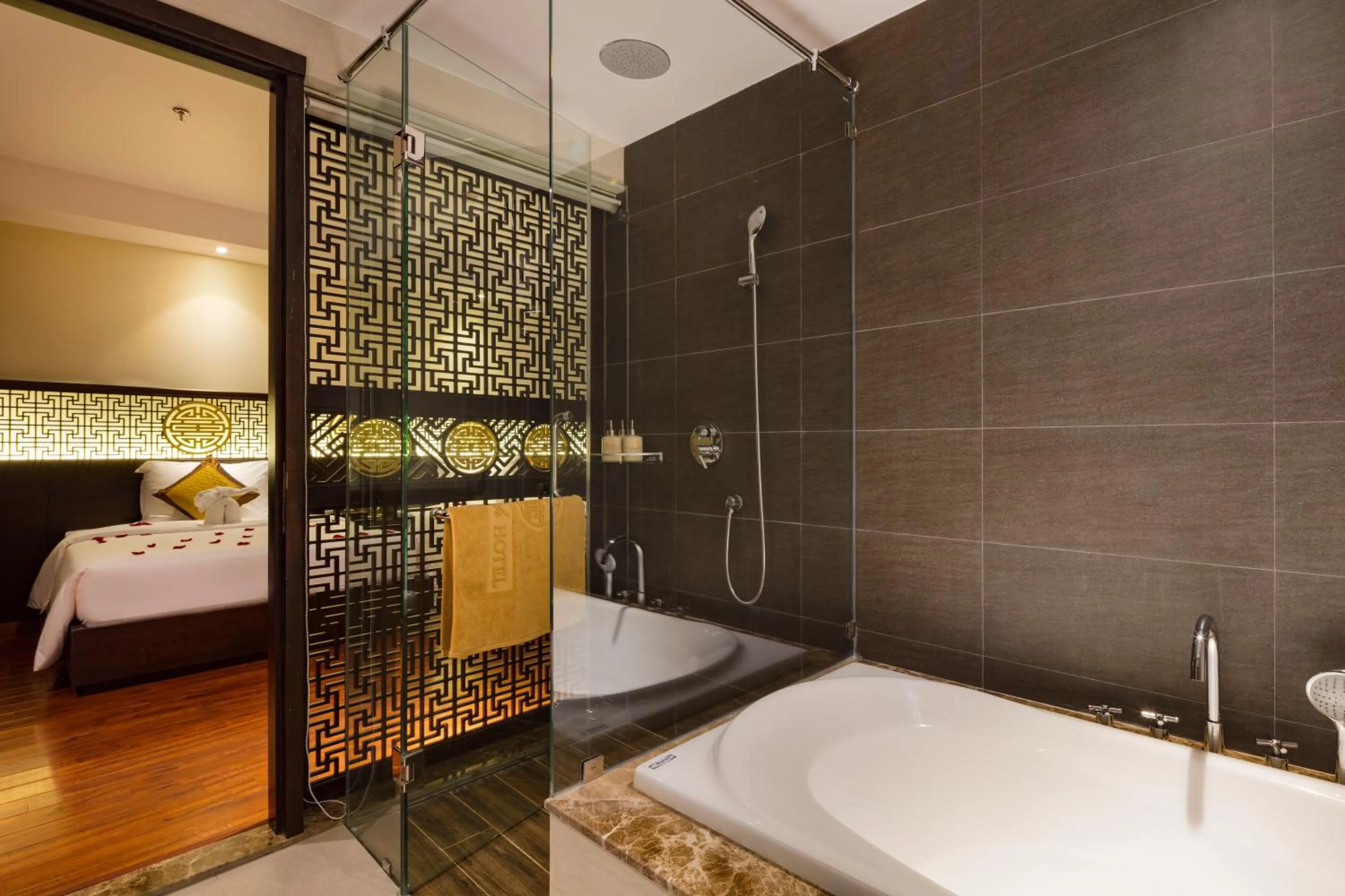 Shower, Bed in Thanh Lich Royal Boutique