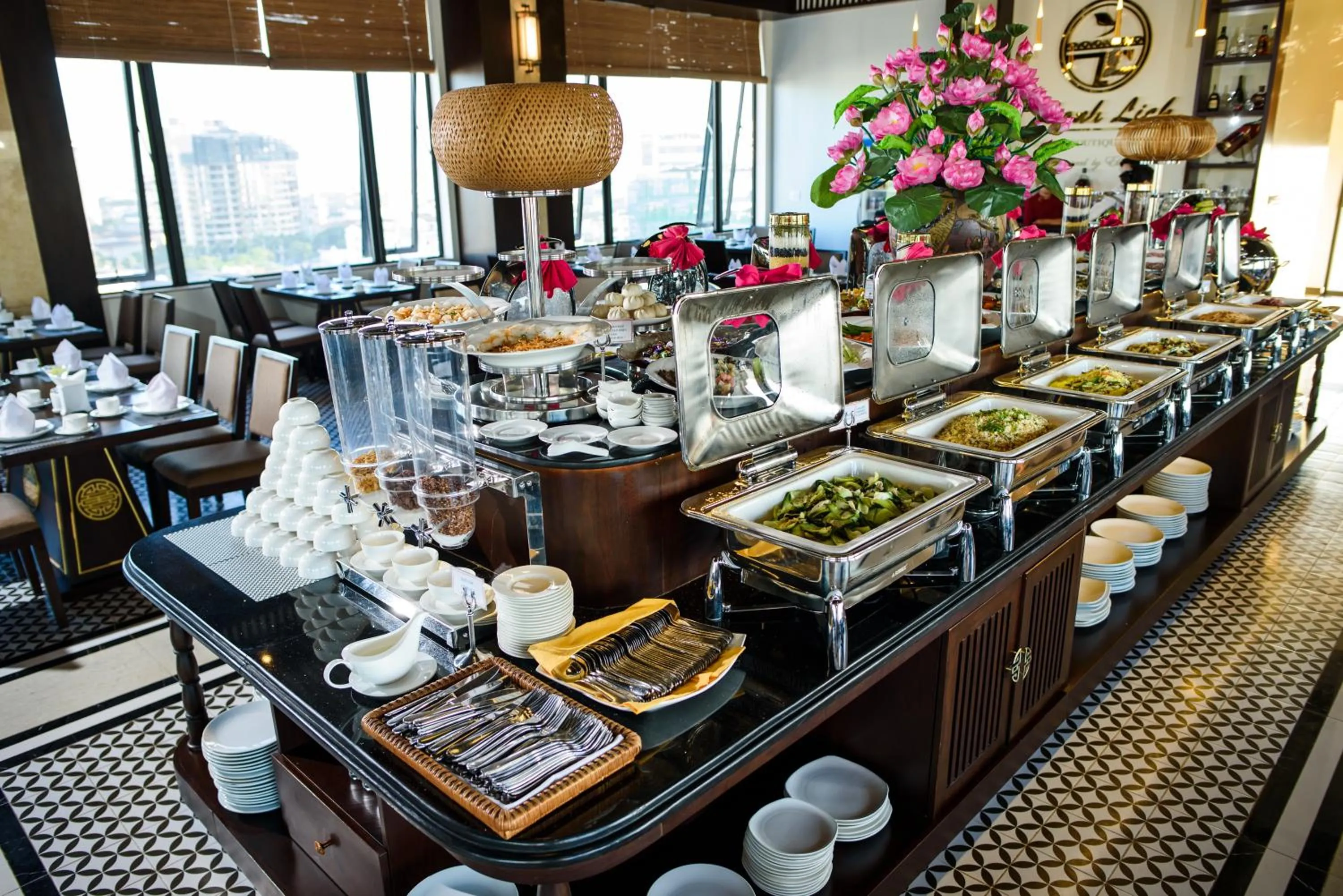 Restaurant/places to eat in Thanh Lich Royal Boutique