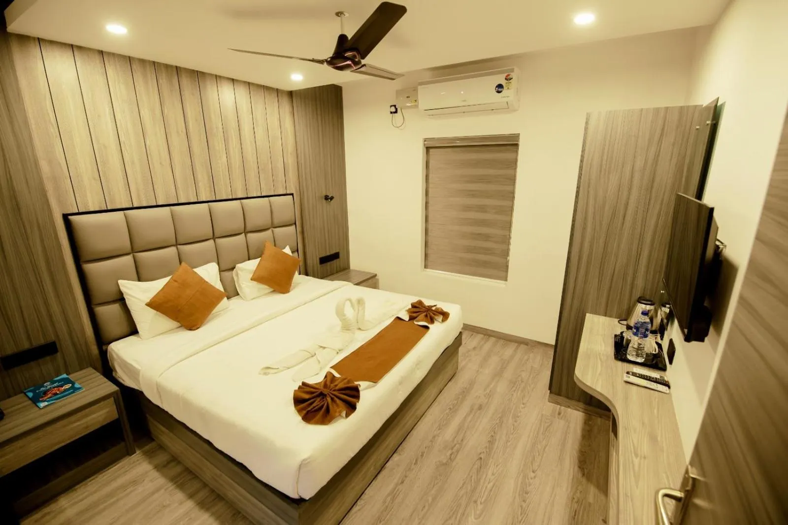 Bedroom, Bed in Goodland Elegance