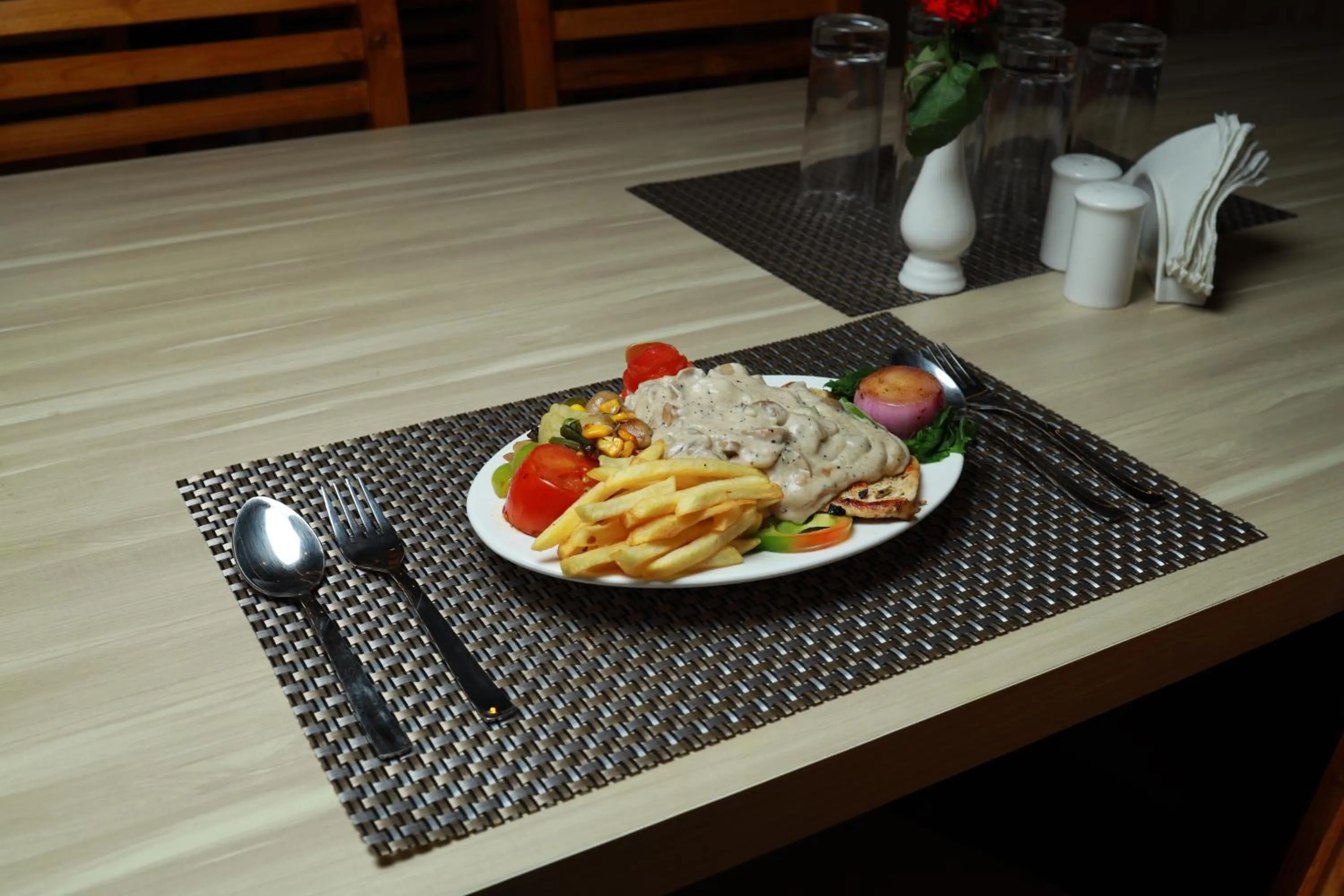 Food and drinks in Goodland Elegance