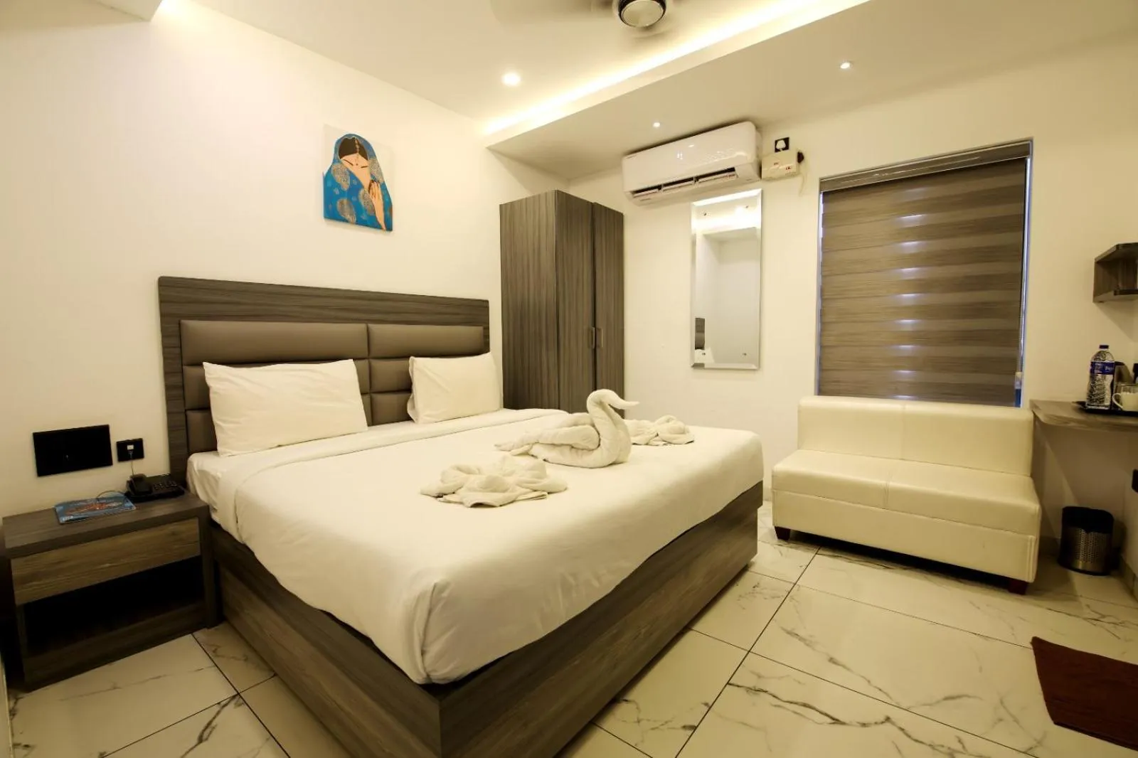 Bedroom, Bed in Goodland Elegance