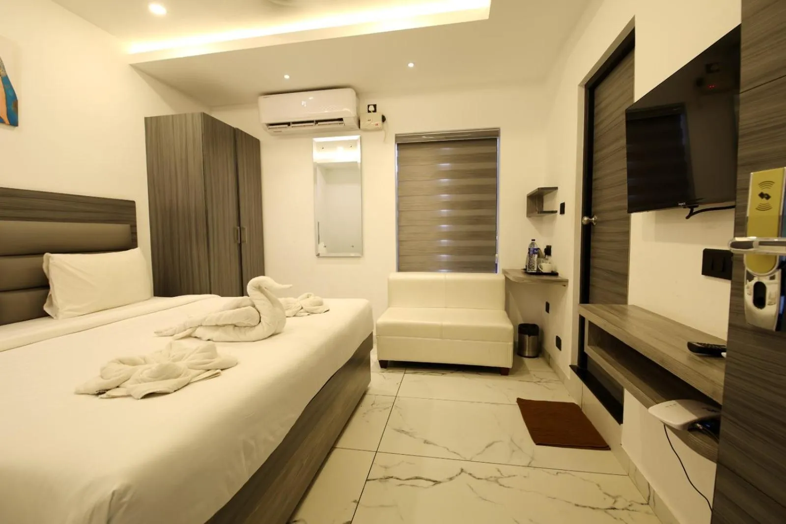 Photo of the whole room, Bed in Goodland Elegance