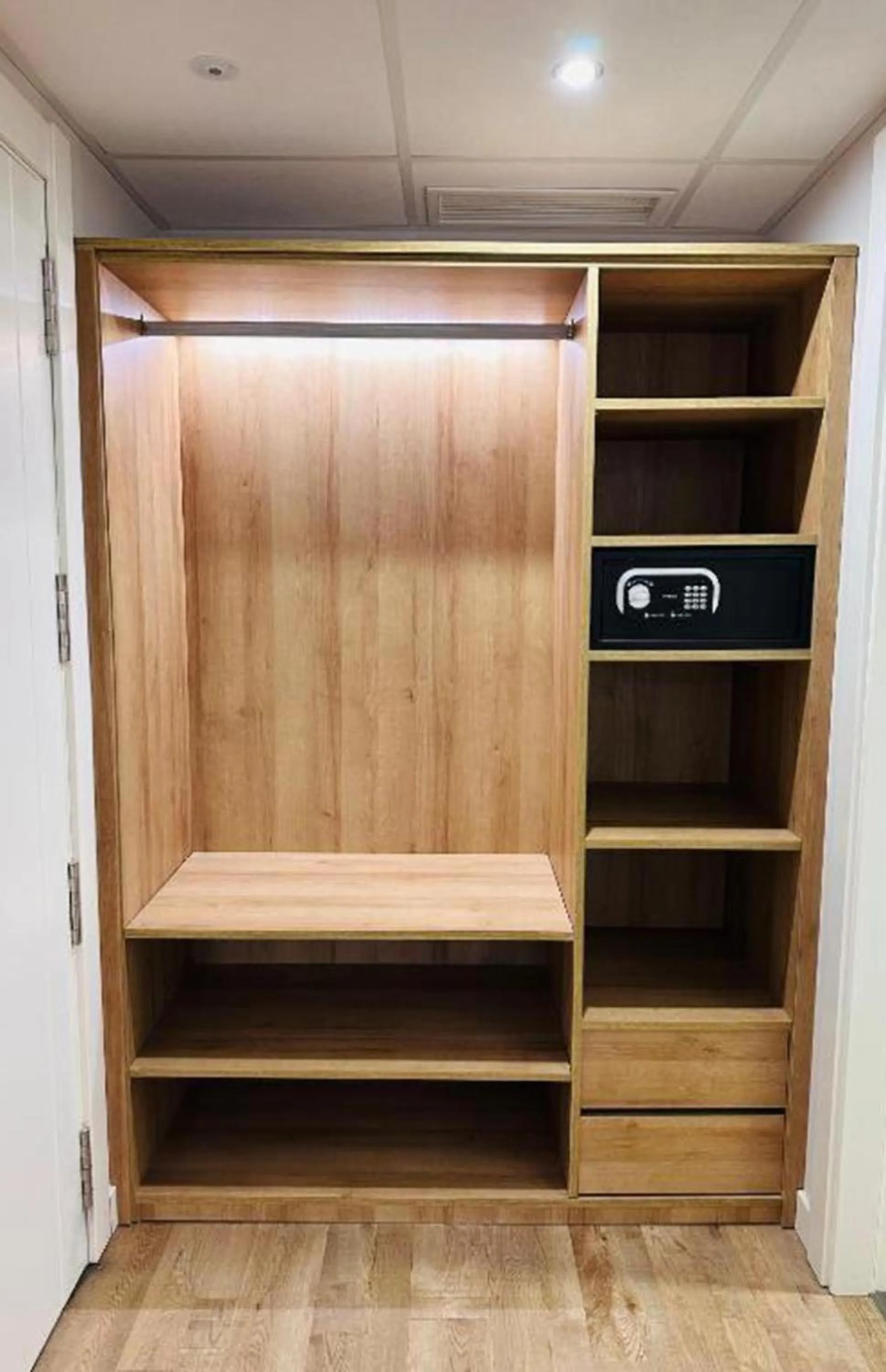 wardrobe in Hotel Essenzia