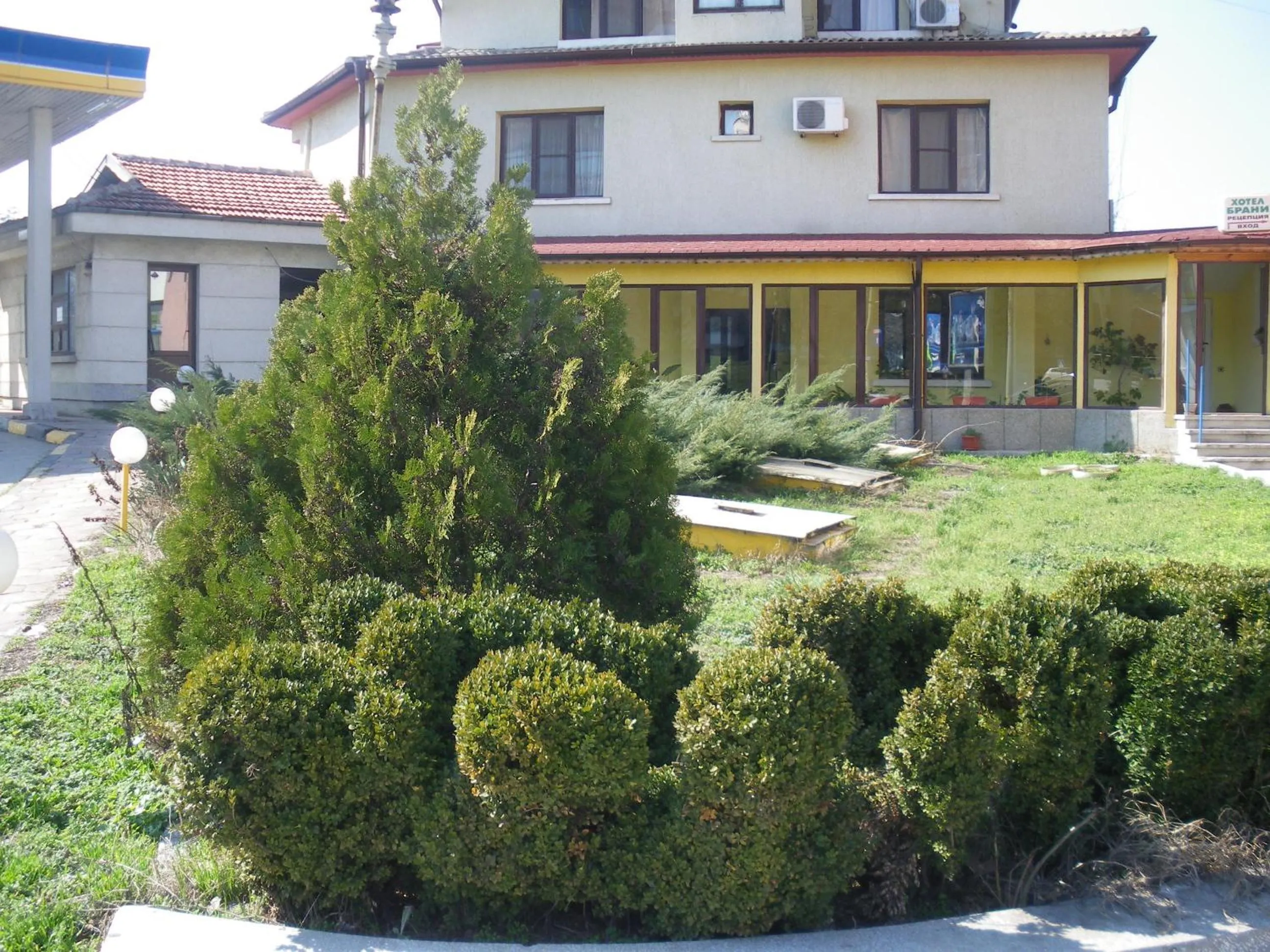 Facade/entrance in Brani Family Hotel