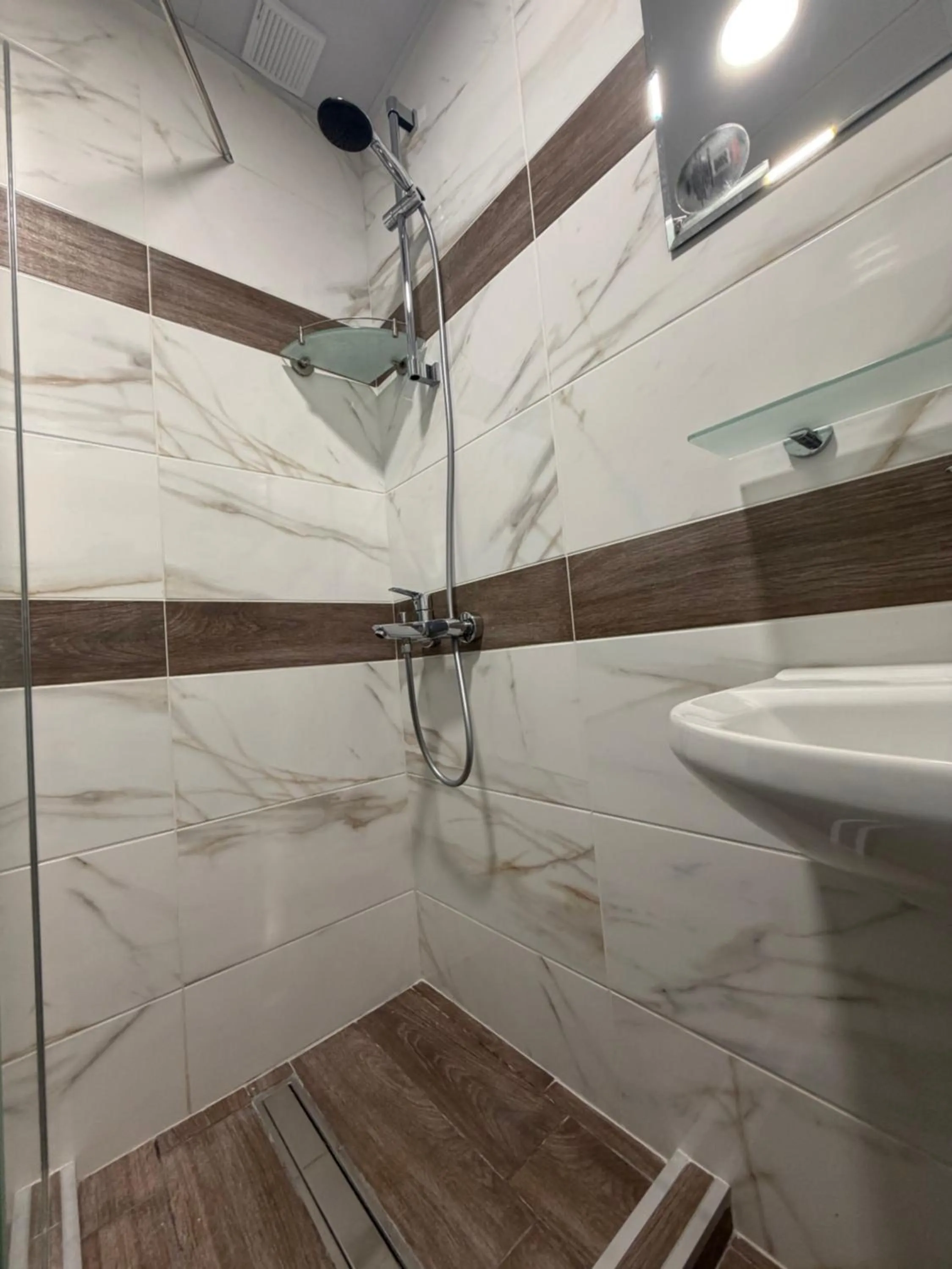 Shower in Brani Family Hotel