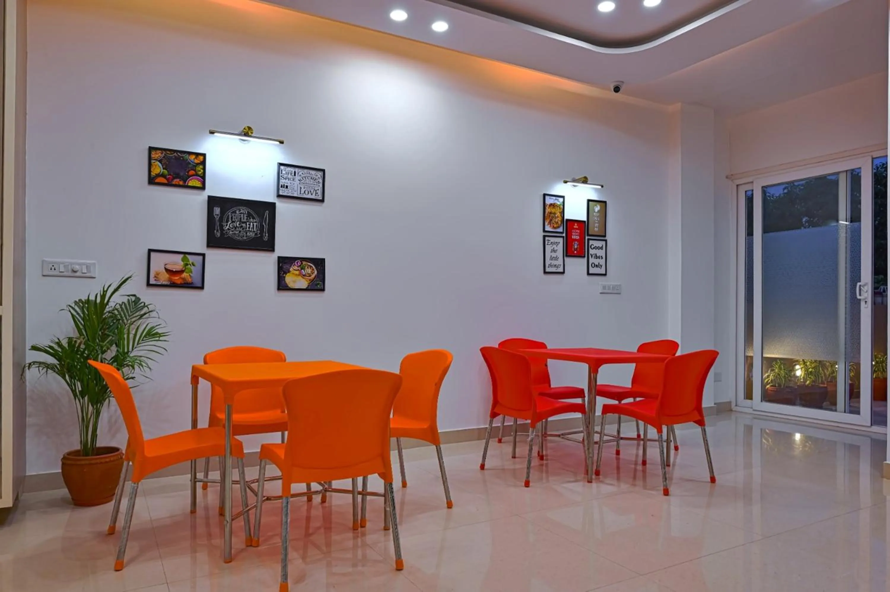 Restaurant/places to eat in Hotel Golden Stay