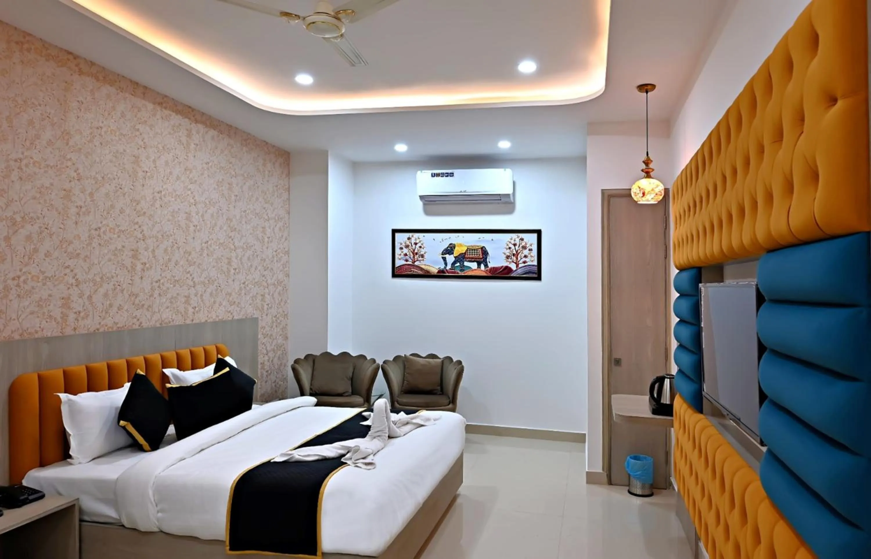 Bed in Hotel Golden Stay