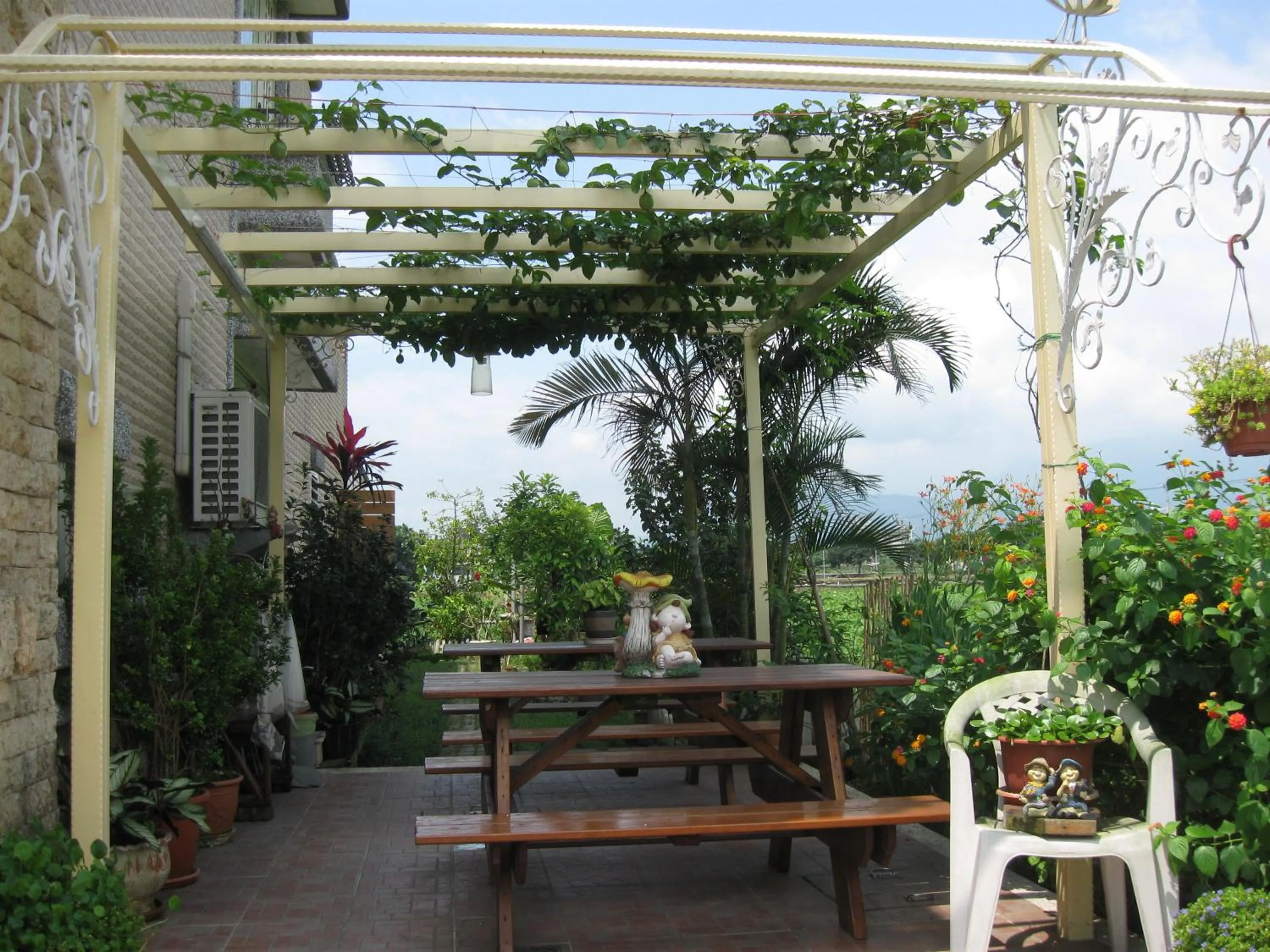 Patio in Evergreen Garden House