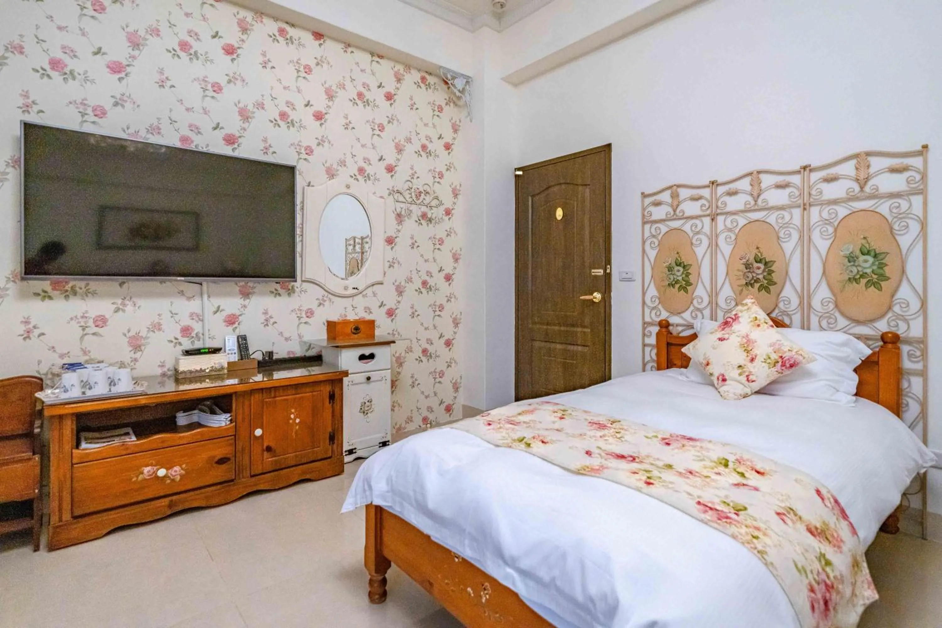 Bedroom, Bed in Evergreen Garden House